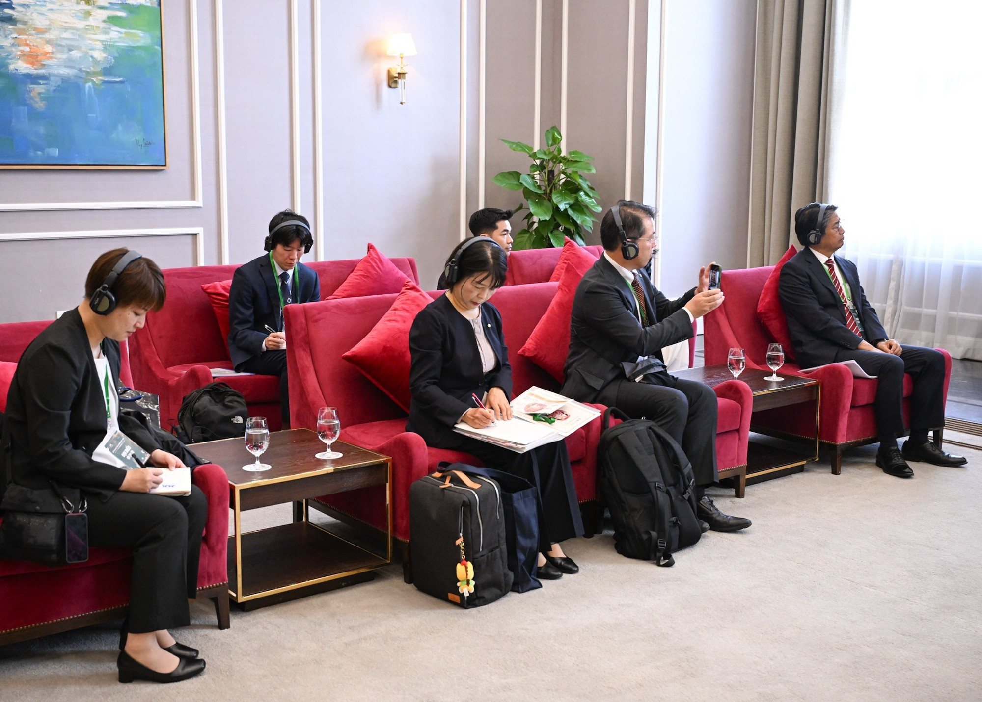 Acompañantes al gobernador de Gunma en la reunión.