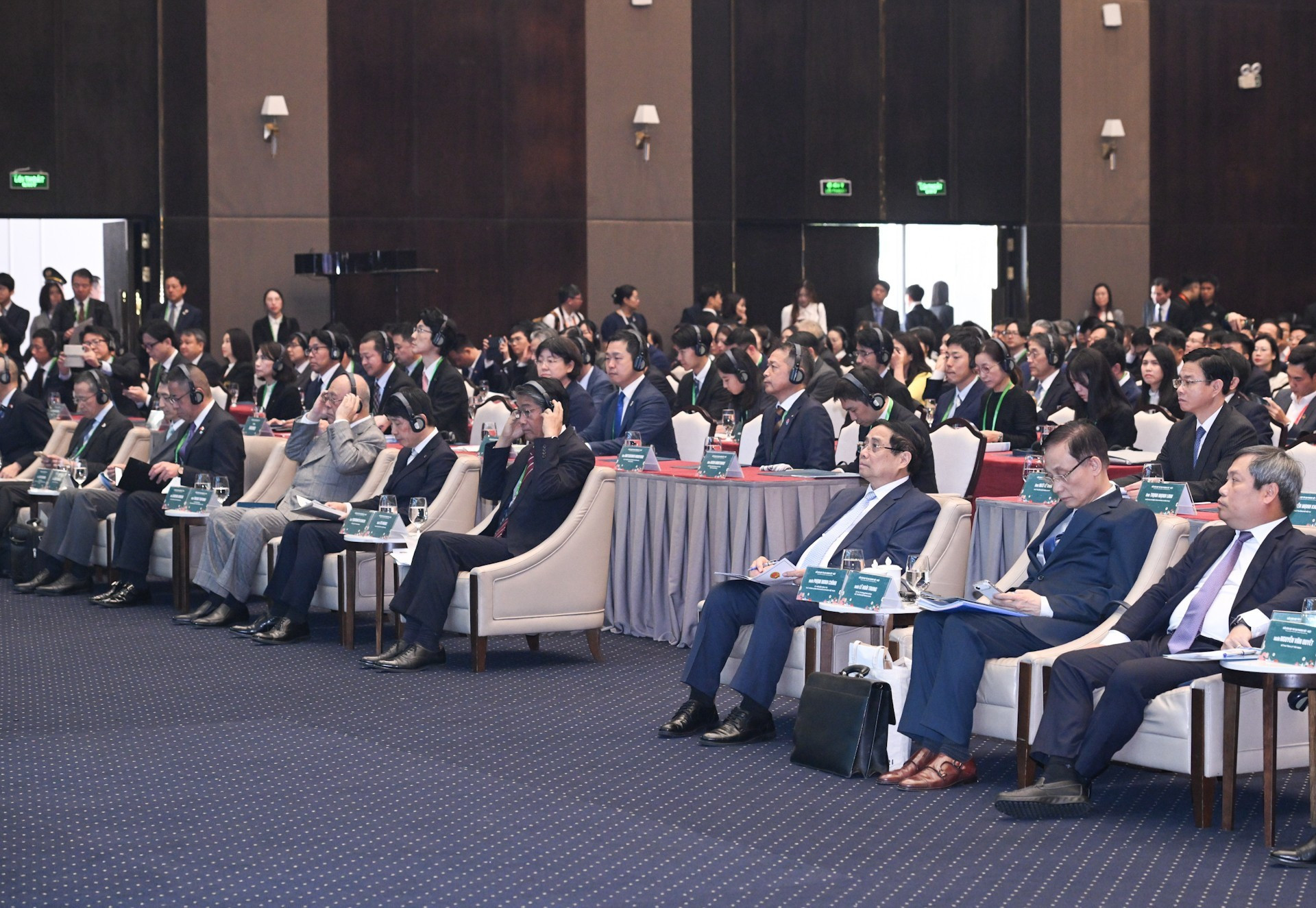 El jefe de Gobierno vietnamita y delegados al foro.