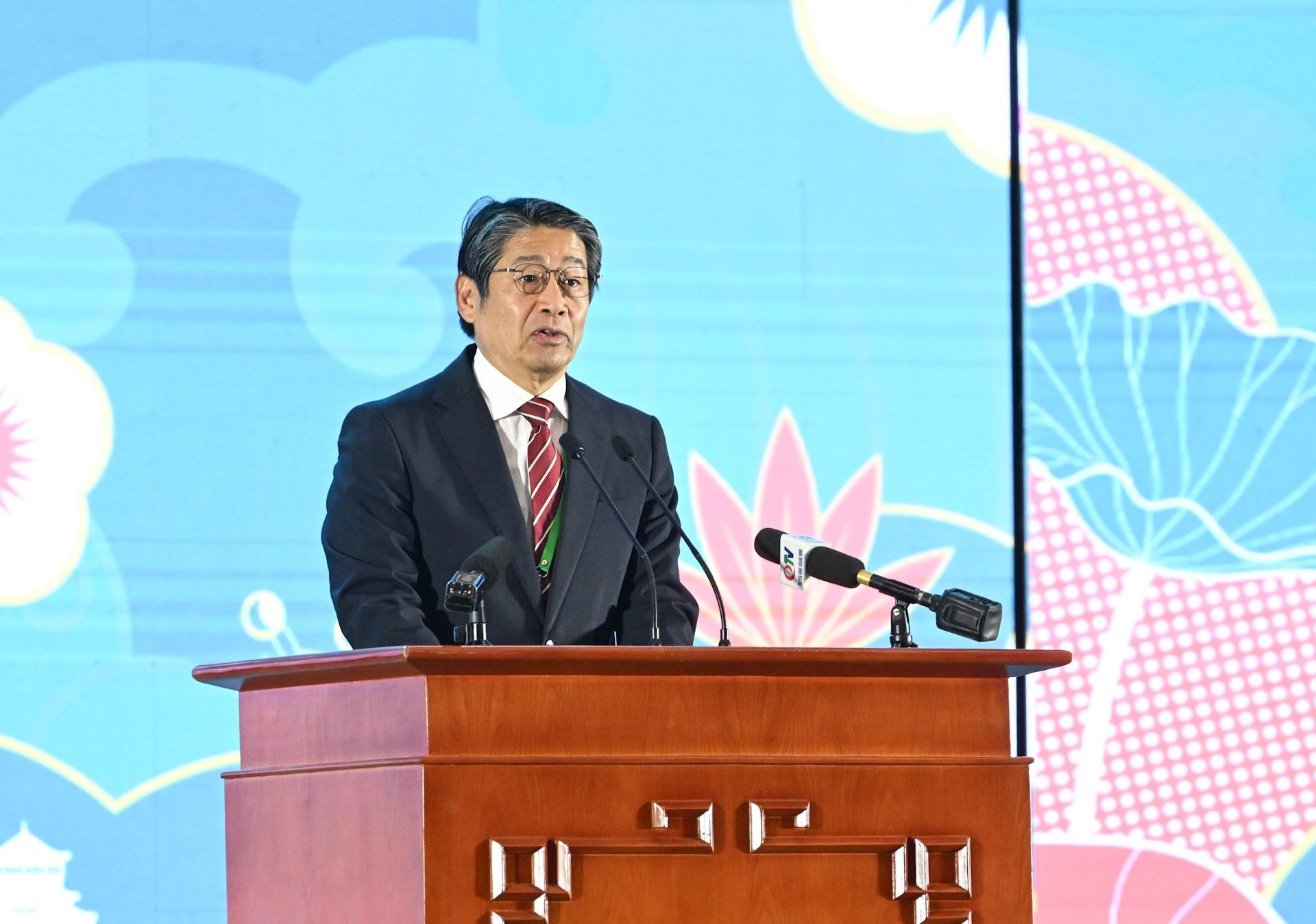 El embajador de Tokio en Vietnam, Ito Naoki, lee el mensaje de felicitación del Primer Ministro de Japón con motivo del foro.