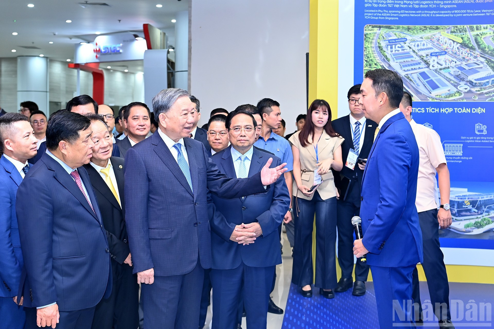 El secretario general del Partido Comunista de Vietnam, To Lam, y el primer ministro del país, Pham Minh Chinh, recorren la exposición. El secretario general del Partido Comunista de Vietnam, To Lam, y el primer ministro del país, Pham Minh Chinh, recorren la exposición.