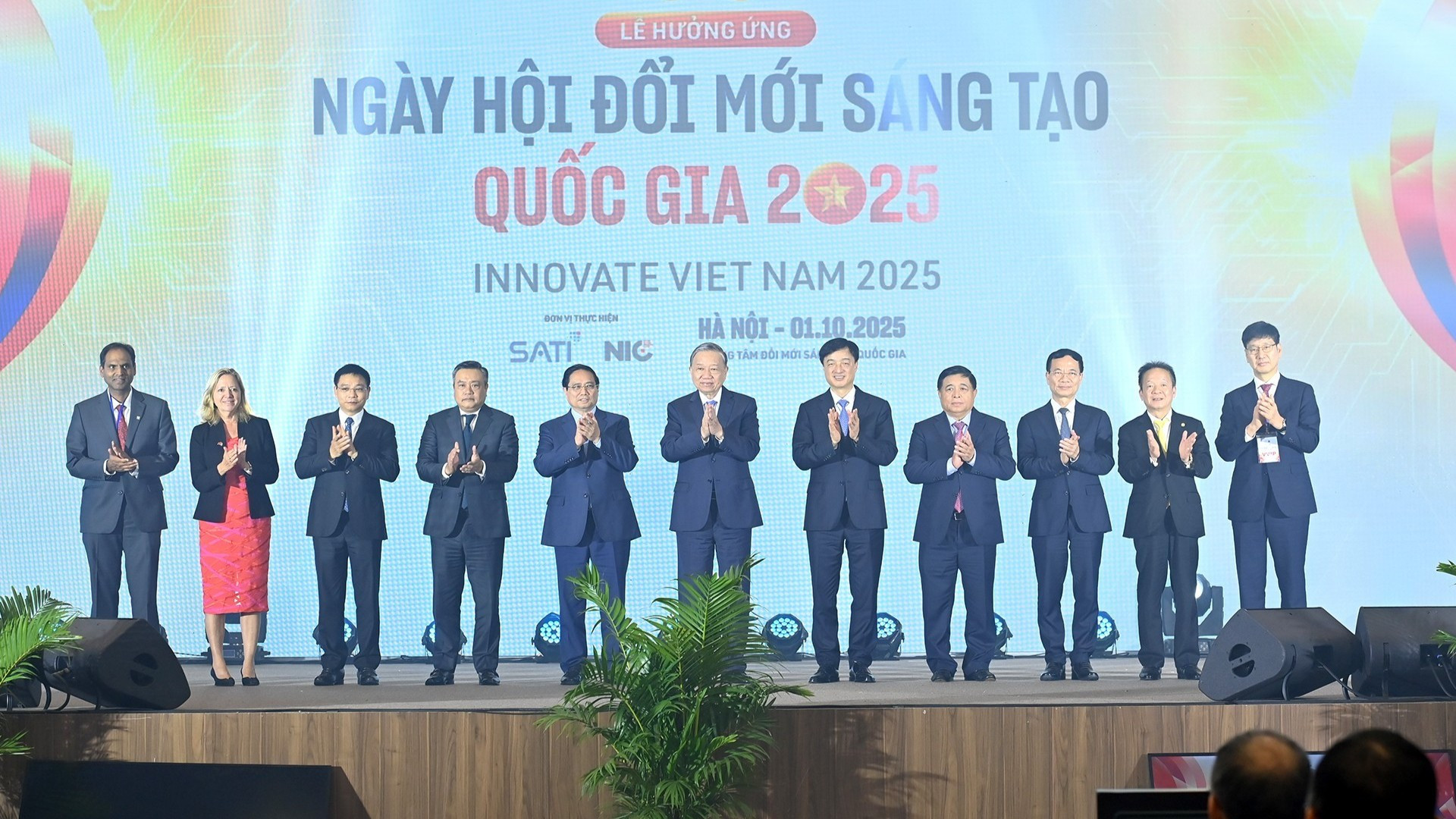 El secretario general del Partido Comunista de Vietnam, To Lam, y el primer ministro del país, Pham Minh Chinh, junto con delegados a la ceremonia en saludo al Día de la Innovación de Vietnam 2025.