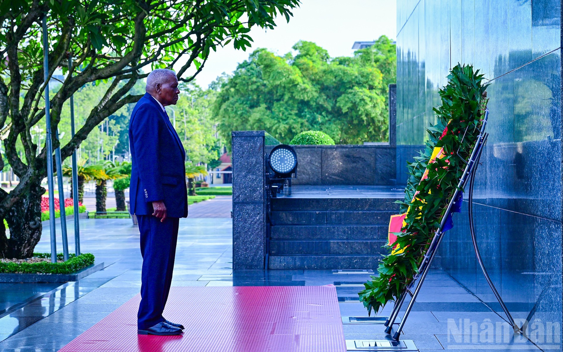 El dirigente cubano deposita una ofrenda floral en homenaje al Presidente Ho Chi Minh. El dirigente cubano deposita una ofrenda floral en homenaje al Presidente Ho Chi Minh.