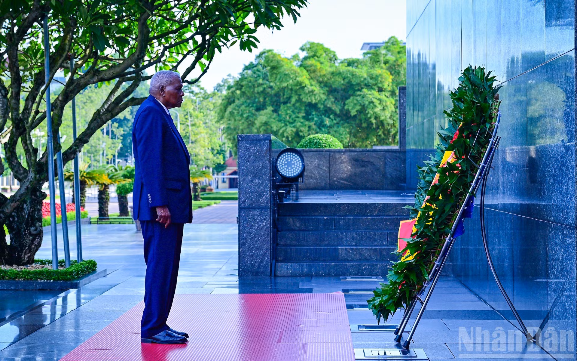 El dirigente cubano deposita una ofrenda floral en homenaje al Presidente Ho Chi Minh.