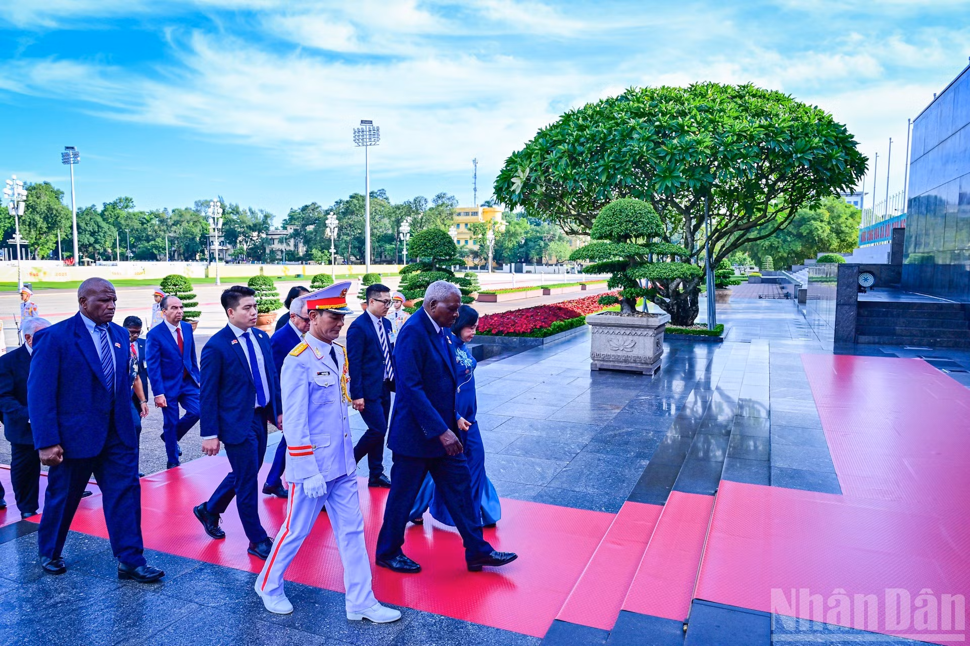 La delegación avanza al Mausoleo.