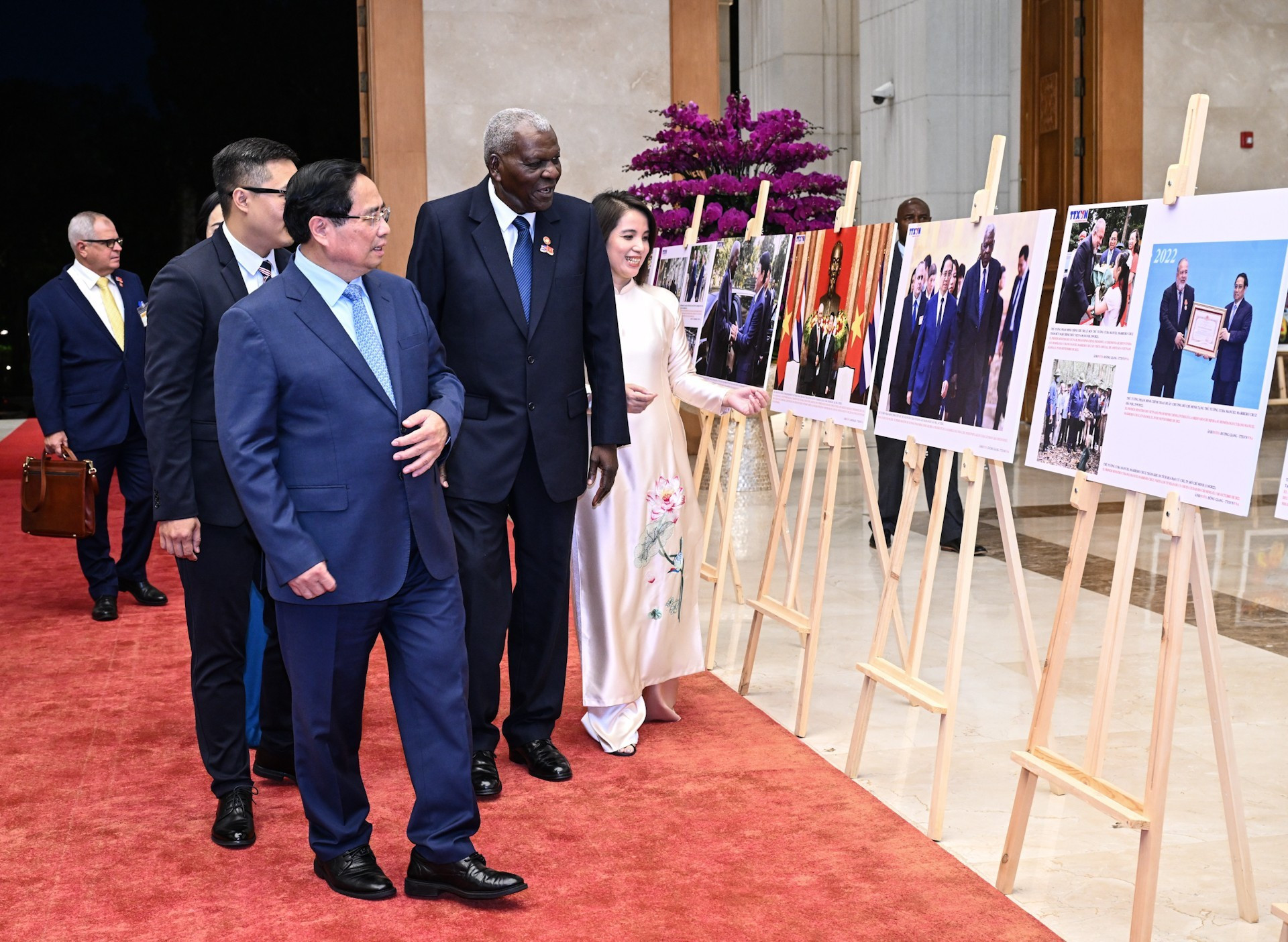 Los dos dirigentes observan imágenes sobre las relaciones entre Vietnam y Cuba. Los dos dirigentes observan imágenes sobre las relaciones entre Vietnam y Cuba.