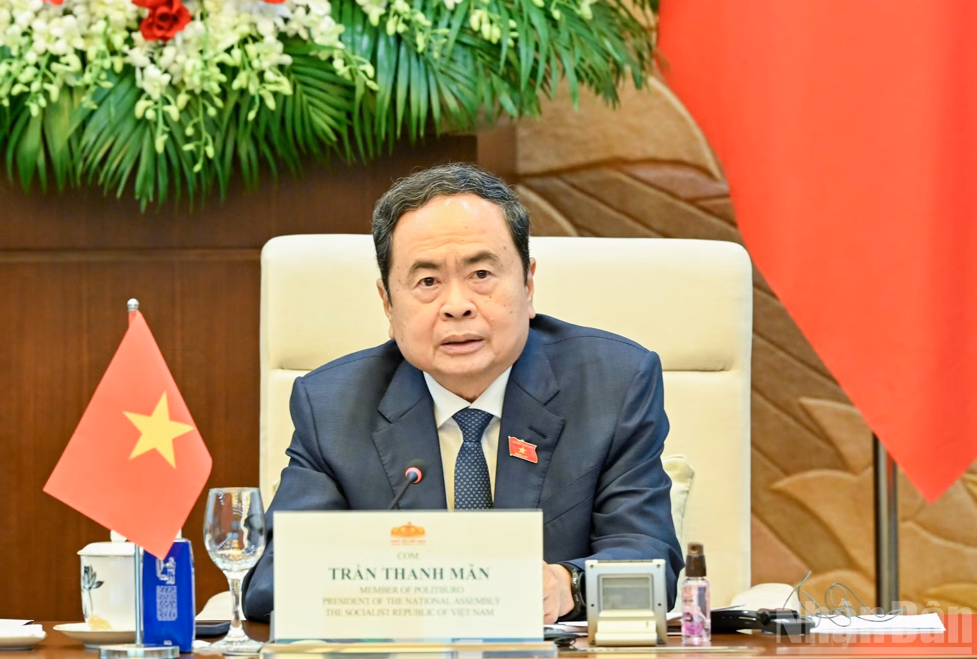 El presidente de la Asamblea Nacional de Vietnam, Tran Thanh Man, interviene en la reunión.