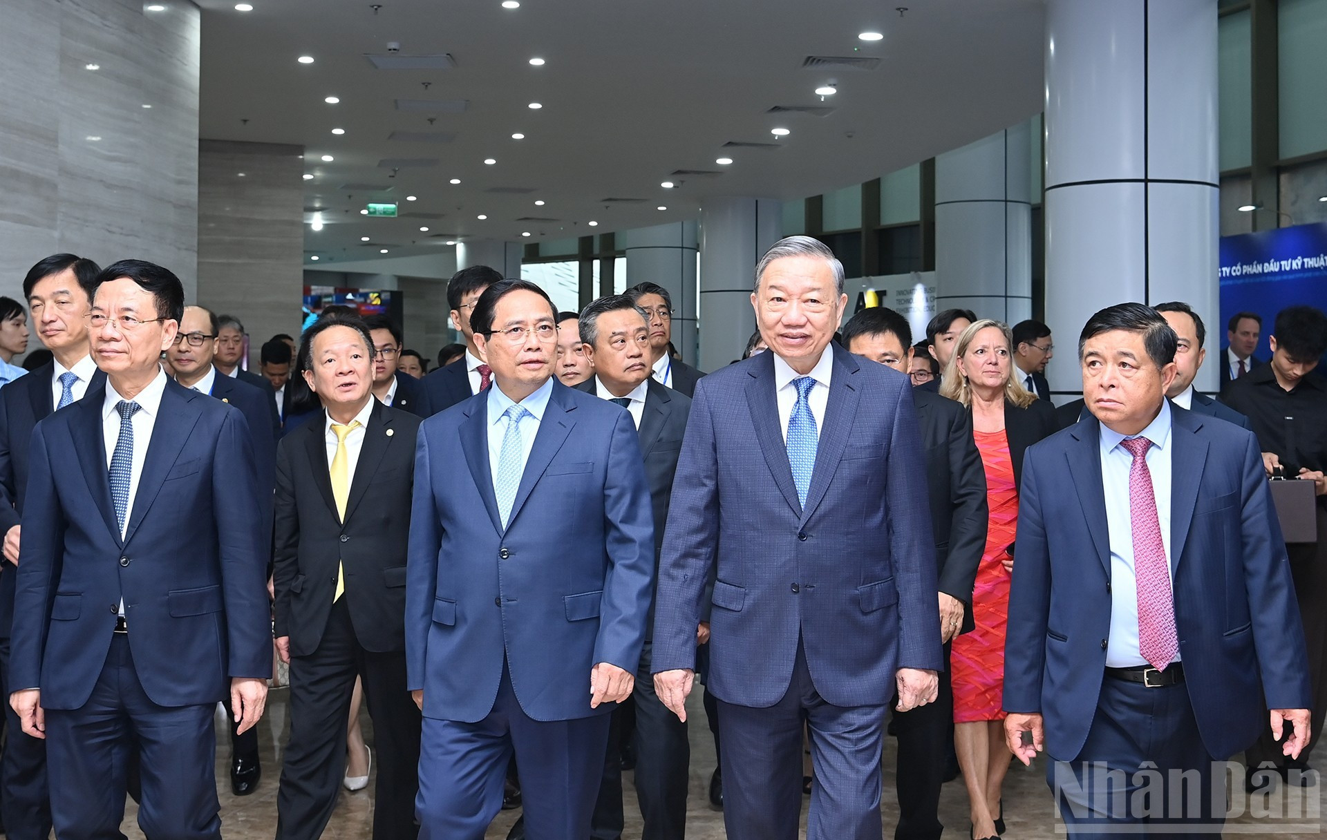 El secretario general del Partido Comunista de Vietnam, To Lam, y el primer ministro del país, Pham Minh Chinh, visitan la exposición en el marco del Día de la Innovación de Vietnam 2025. El secretario general del Partido Comunista de Vietnam, To Lam, y el primer ministro del país, Pham Minh Chinh, visitan la exposición en el marco del Día de la Innovación de Vietnam 2025.