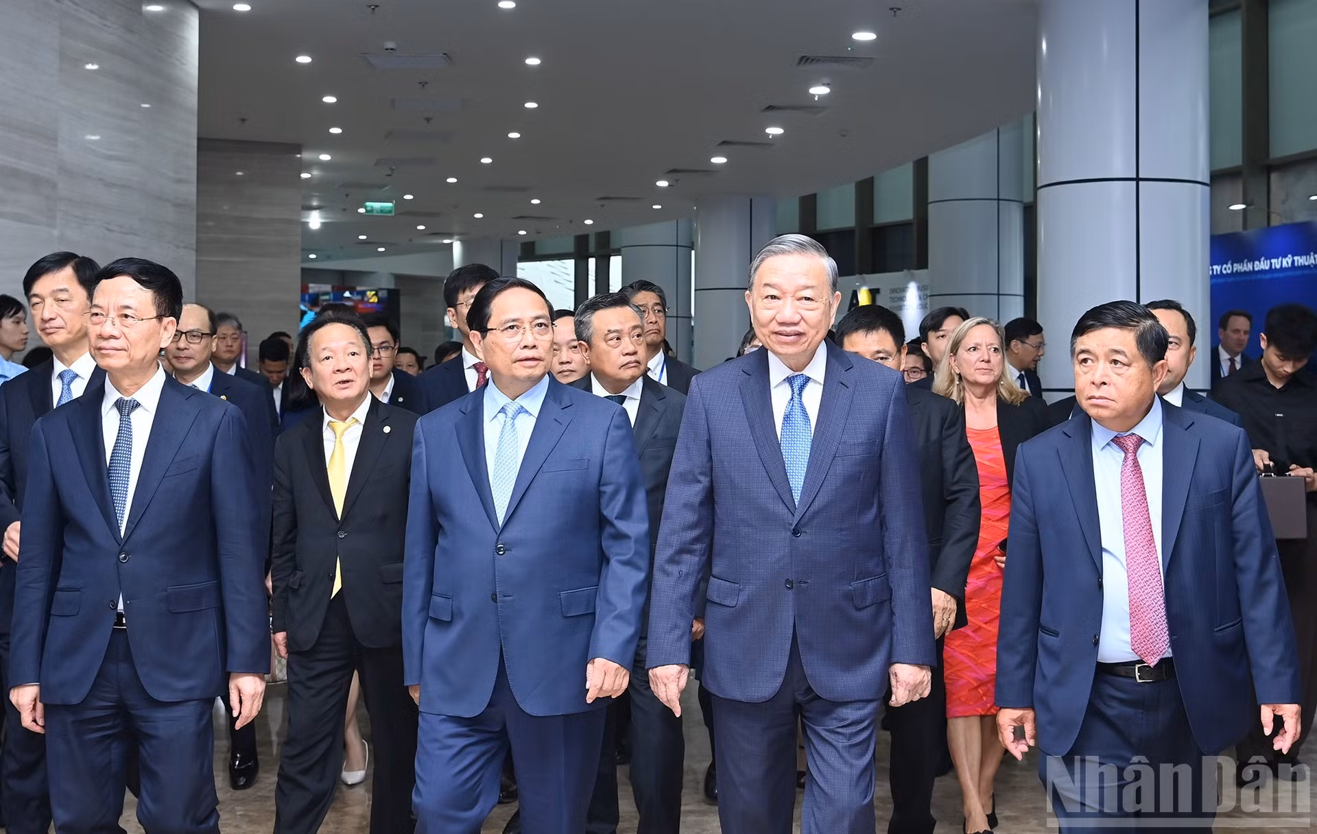 El secretario general del Partido Comunista de Vietnam, To Lam, y el primer ministro del país, Pham Minh Chinh, visitan la exposición en el marco del Día de la Innovación de Vietnam 2025.