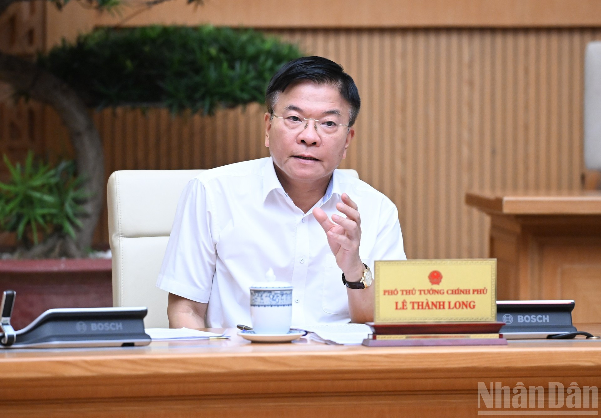 El viceprimer ministro Le Thanh Long. El viceprimer ministro Le Thanh Long.