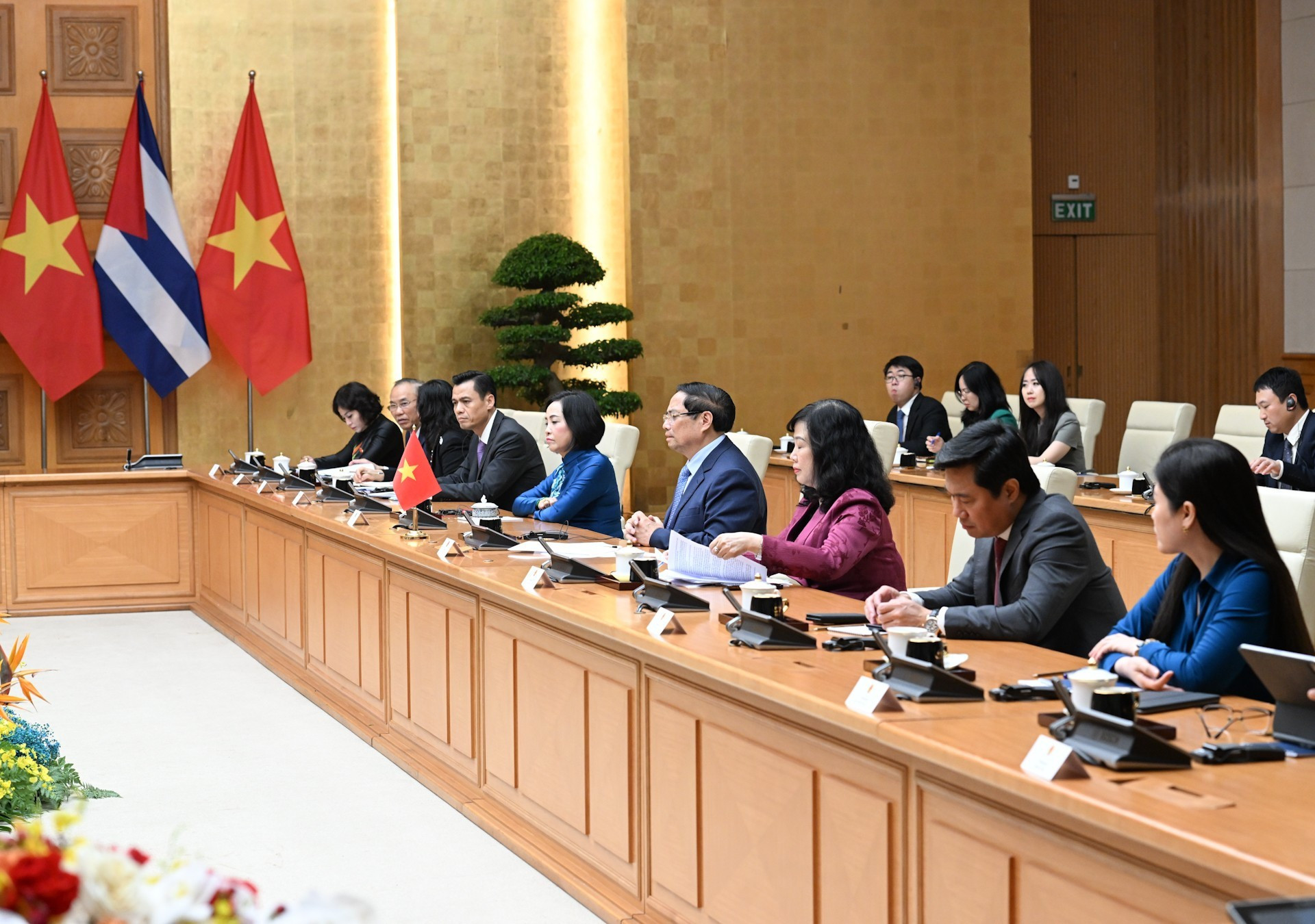 El premier Pham Minh Chinh y representantes del Gobierno vietnamita. El premier Pham Minh Chinh y representantes del Gobierno vietnamita.