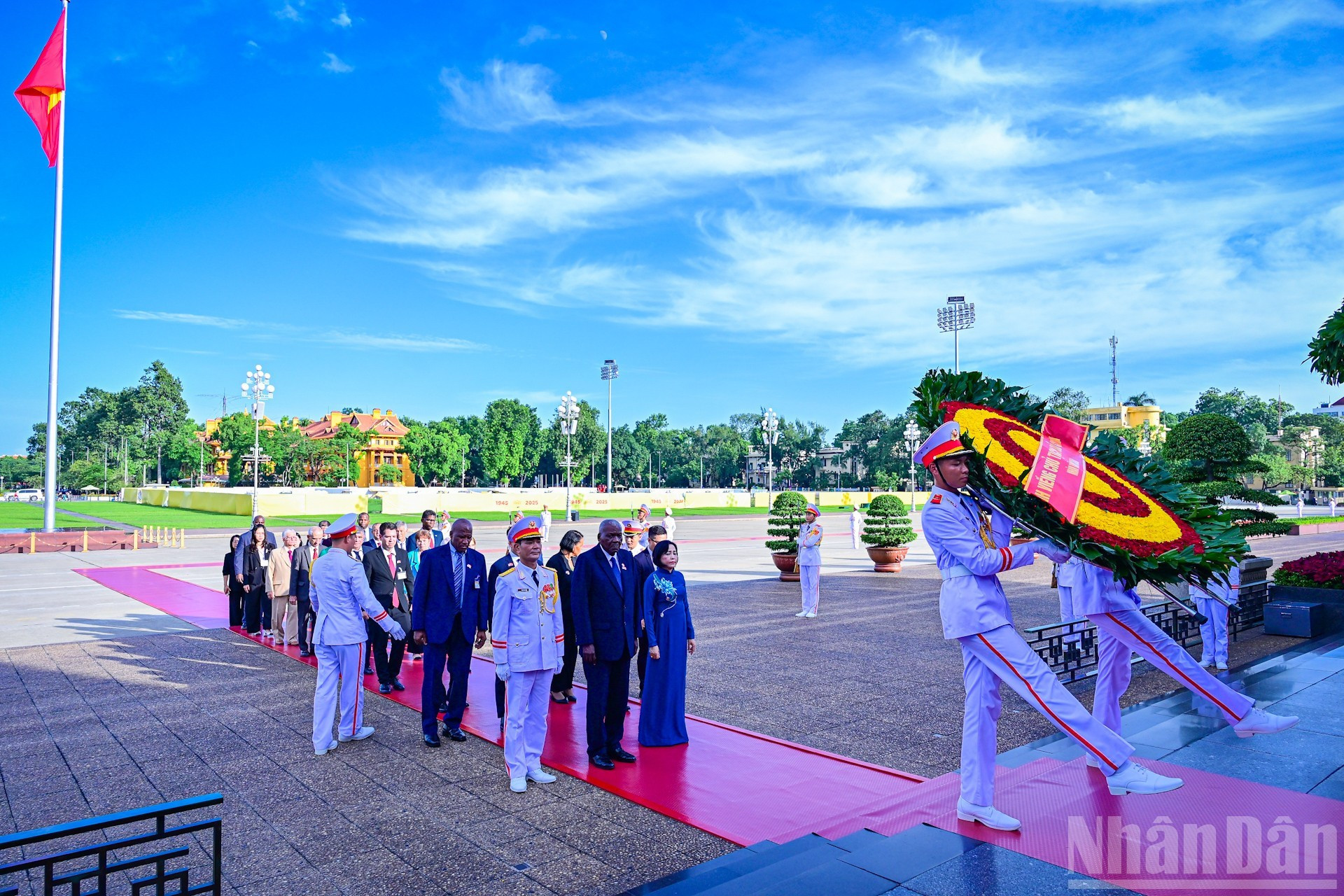Los delegados en la entrada al Mausoleo del Presidente Ho Chi Minh. Los delegados en la entrada al Mausoleo del Presidente Ho Chi Minh.