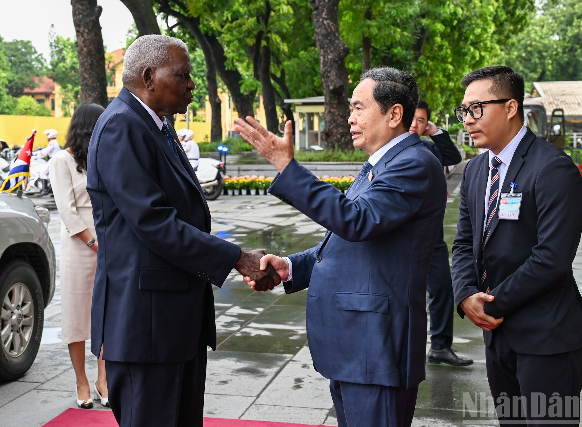 El presidente de la Asamblea Nacional de Vietnam, Tran Thanh Man, recibe a su homólogo cubano, Esteban Lazo Hernández. El presidente de la Asamblea Nacional de Vietnam, Tran Thanh Man, recibe a su homólogo cubano, Esteban Lazo Hernández.