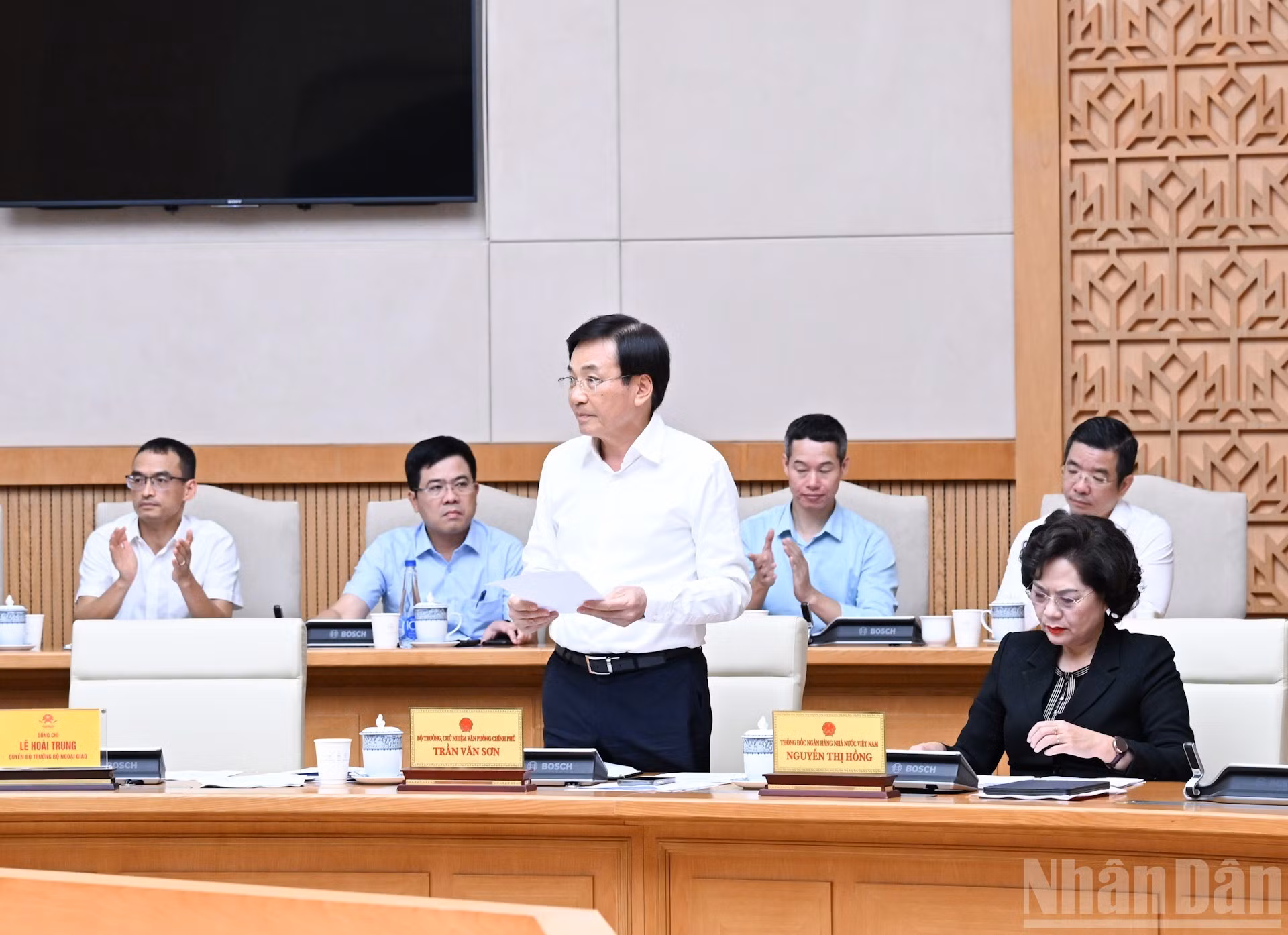 El ministro-jefe de la Oficina Gubernamental, Tran Van Son, pronuncia opiniones.