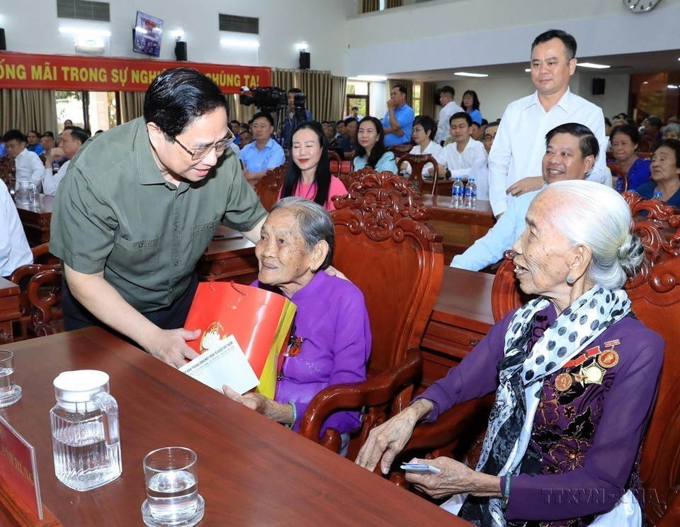 El primer ministro de Vietnam, Pham Minh Chinh, entrega obsequios a pobladoras honradas con el título “Madre Heroica Vietnamita”, al realizar en febrero de 2024 una visita a la ciudad de Can Tho con motivo del Año Nuevo Lunar. El primer ministro de Vietnam, Pham Minh Chinh, entrega obsequios a pobladoras honradas con el título “Madre Heroica Vietnamita”, al realizar en febrero de 2024 una visita a la ciudad de Can Tho con motivo del Año Nuevo Lunar.