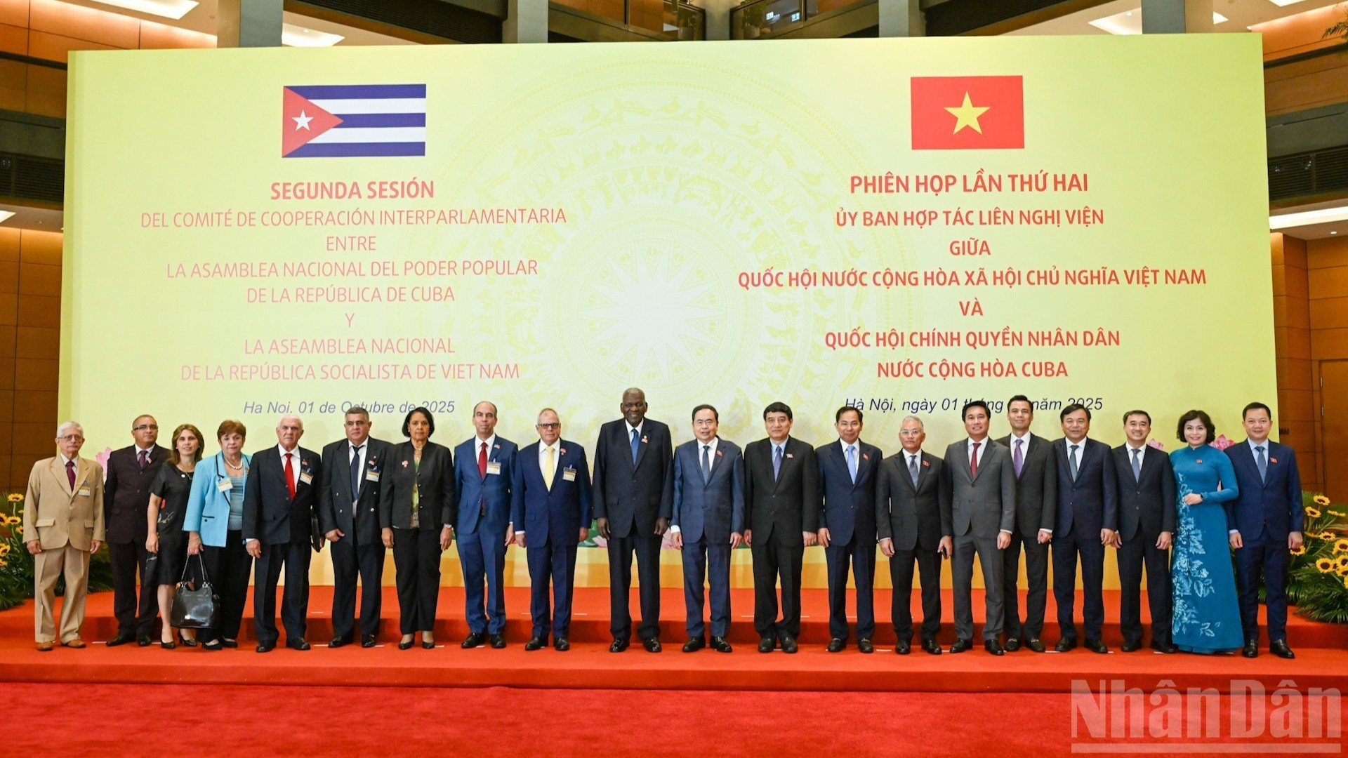 El presidente de la Asamblea Nacional de Vietnam, Tran Thanh Man, y el presidente de la Asamblea Nacional del Poder Popular y del Consejo de Estado de Cuba, Esteban Lazo Hernández, posan junto con los delegados a la reunión.