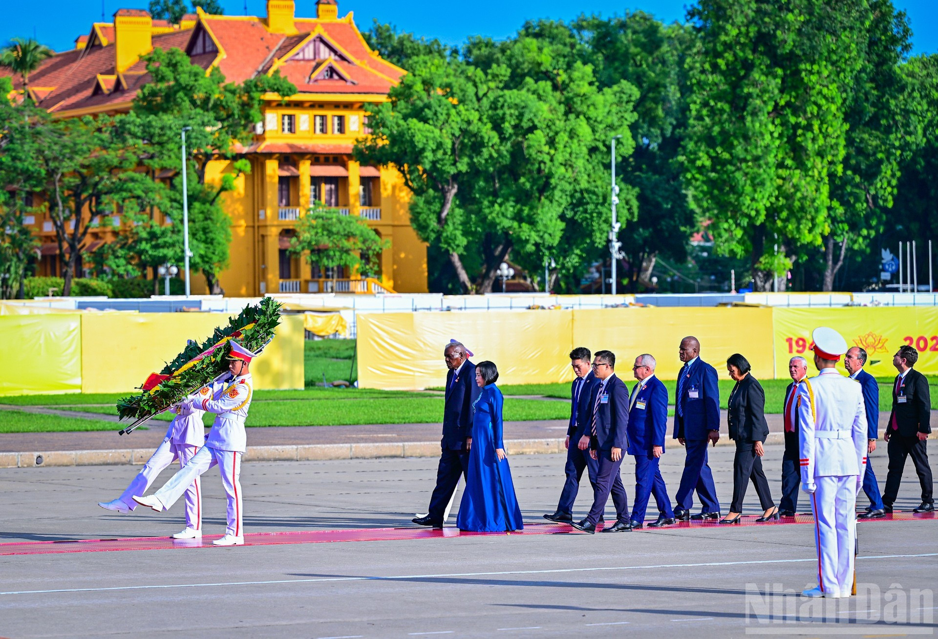 La delegación del presidente de la Asamblea Nacional del Poder Popular y del Consejo de Estado de Cuba, acompañada por Nguyen Thi Thanh, vicepresidenta de la Asamblea Nacional de Vietnam, camina en la plaza de Ba Dinh. La delegación del presidente de la Asamblea Nacional del Poder Popular y del Consejo de Estado de Cuba, acompañada por Nguyen Thi Thanh, vicepresidenta de la Asamblea Nacional de Vietnam, camina en la plaza de Ba Dinh.