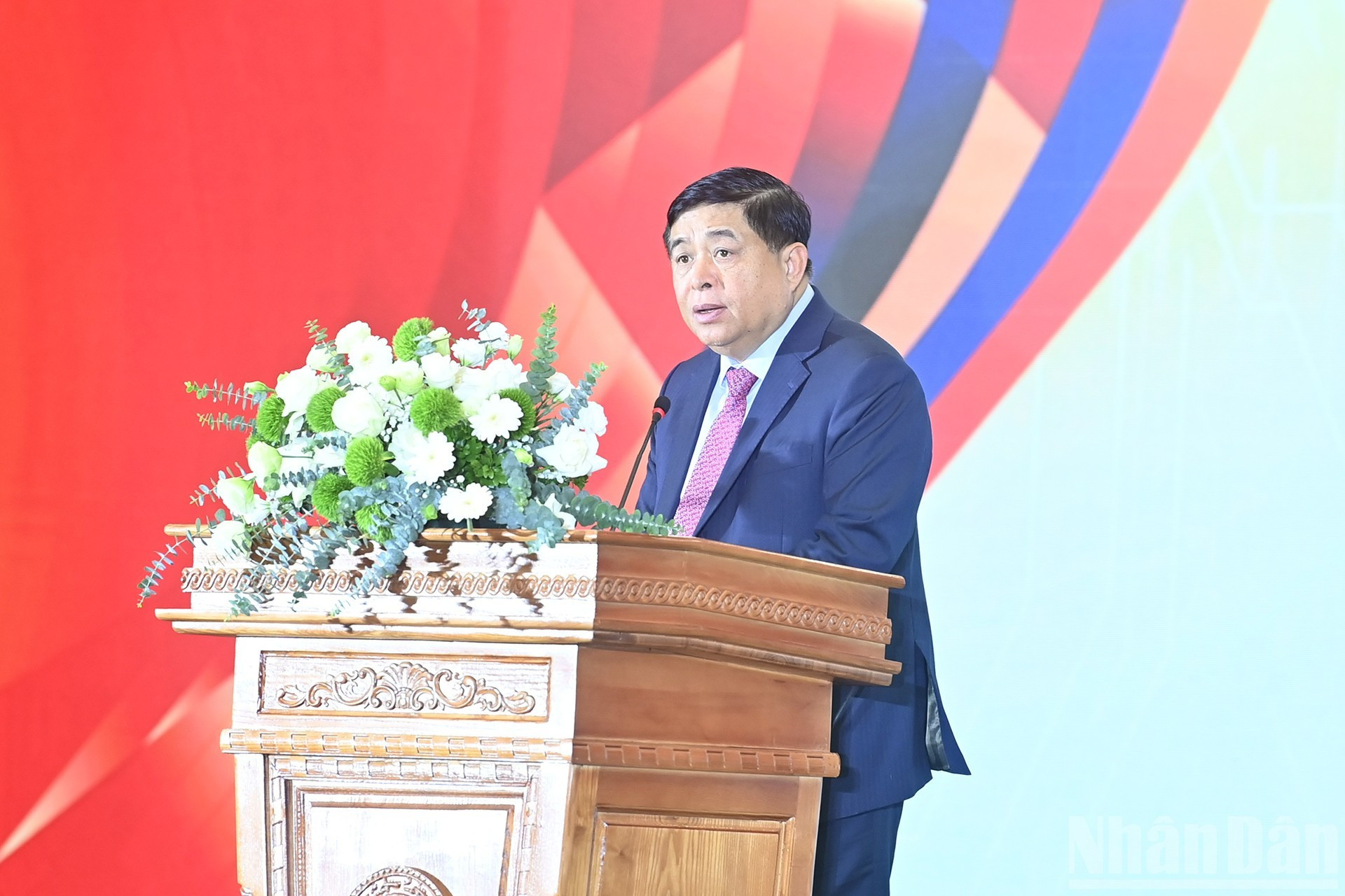 El viceprimer ministro Nguyen Chi Dung pronuncia el discurso de apertura del evento. El viceprimer ministro Nguyen Chi Dung pronuncia el discurso de apertura del evento.