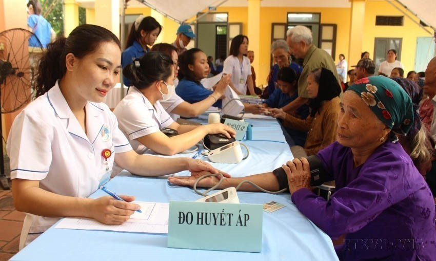 Programa de chequeos médicos para más de cinco mil personas mayores de 70 años en la comuna de Da Phuc en Hanói. Programa de chequeos médicos para más de cinco mil personas mayores de 70 años en la comuna de Da Phuc en Hanói.