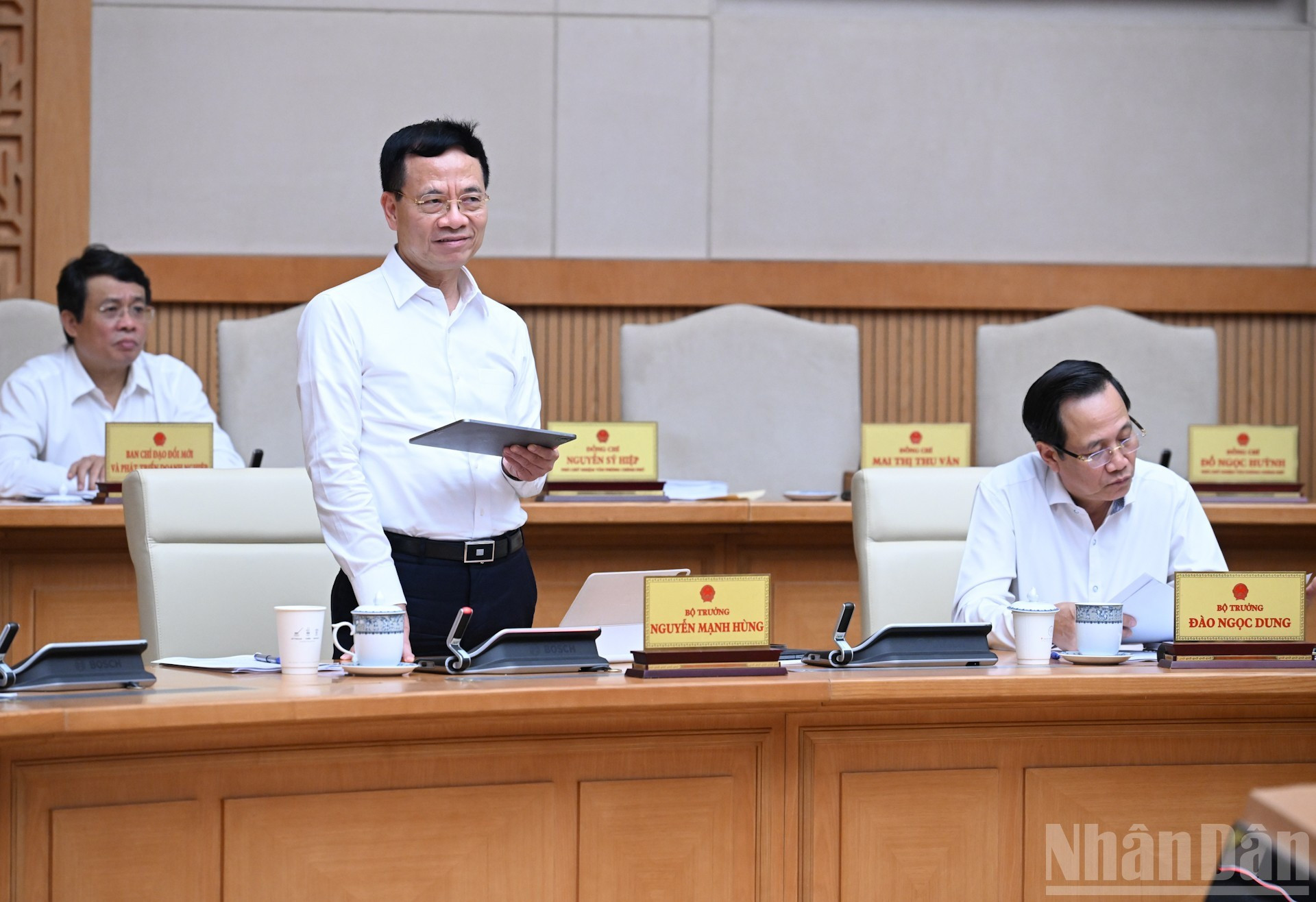 El ministro de Ciencia y Tecnología, Nguyen Manh Hung, participa en el debate. El ministro de Ciencia y Tecnología, Nguyen Manh Hung, participa en el debate.