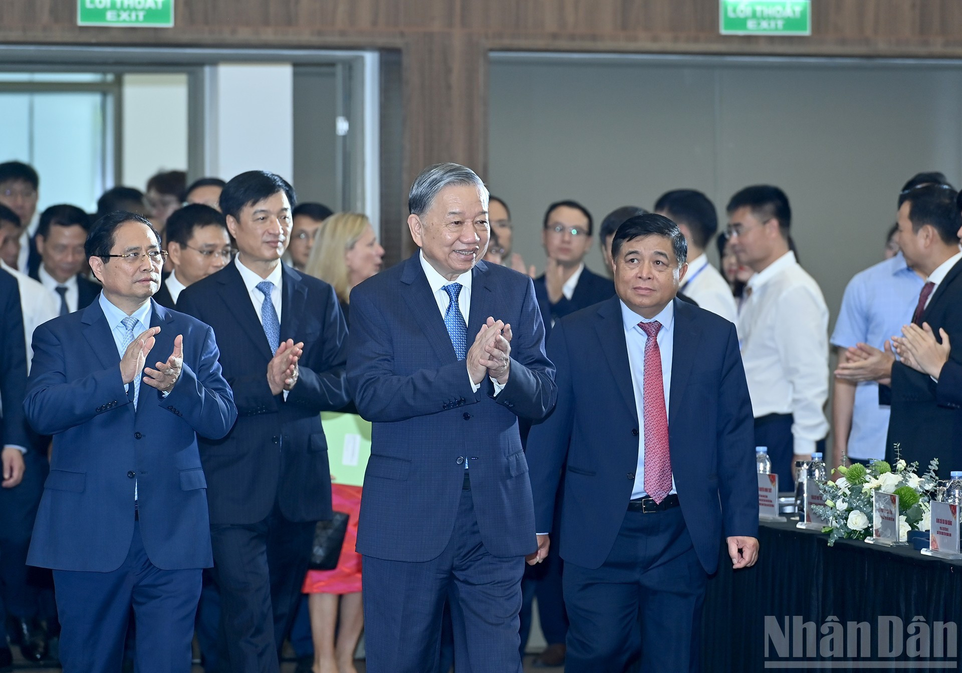 El secretario general del Partido Comunista de Vietnam, To Lam; el primer ministro del país, Pham Minh Chinh, y delegados a la ceremonia. El secretario general del Partido Comunista de Vietnam, To Lam; el primer ministro del país, Pham Minh Chinh, y delegados a la ceremonia.