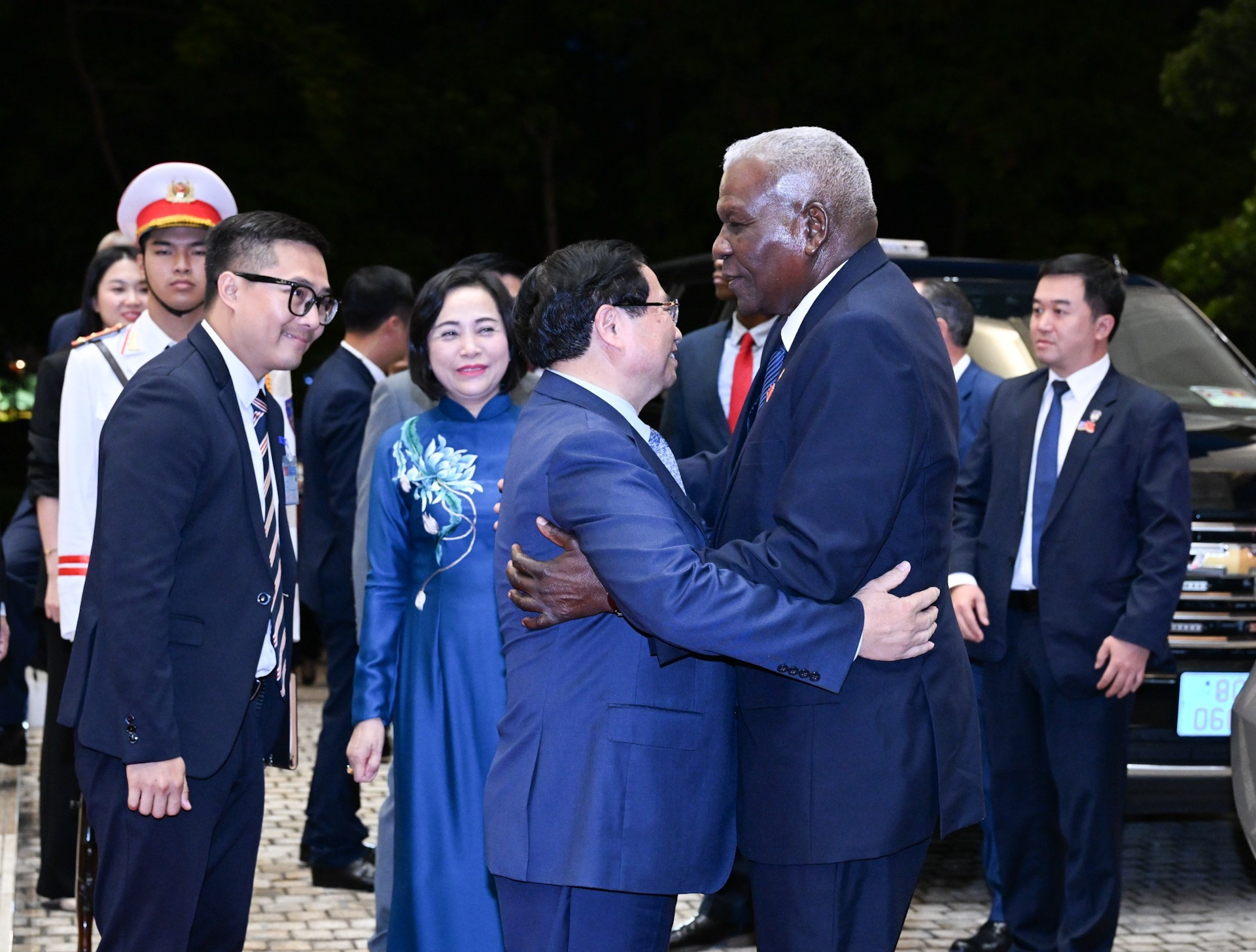 El primer ministro de Vietnam, Pham Minh Chinh, recibe al presidente de la Asamblea Nacional del Poder Popular y del Consejo de Estado de Cuba, Esteban Lazo Hernández. El primer ministro de Vietnam, Pham Minh Chinh, recibe al presidente de la Asamblea Nacional del Poder Popular y del Consejo de Estado de Cuba, Esteban Lazo Hernández.
