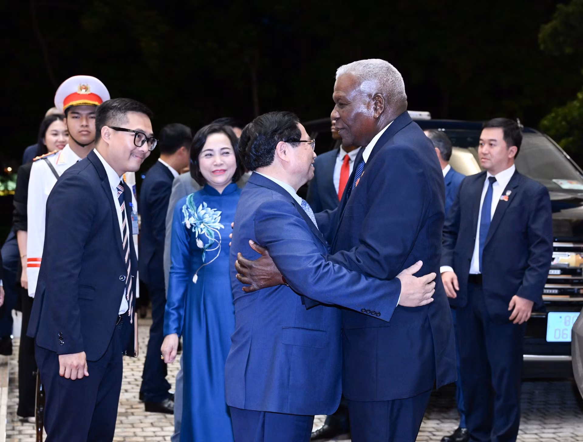 El primer ministro de Vietnam, Pham Minh Chinh, recibe al presidente de la Asamblea Nacional del Poder Popular y del Consejo de Estado de Cuba, Esteban Lazo Hernández.