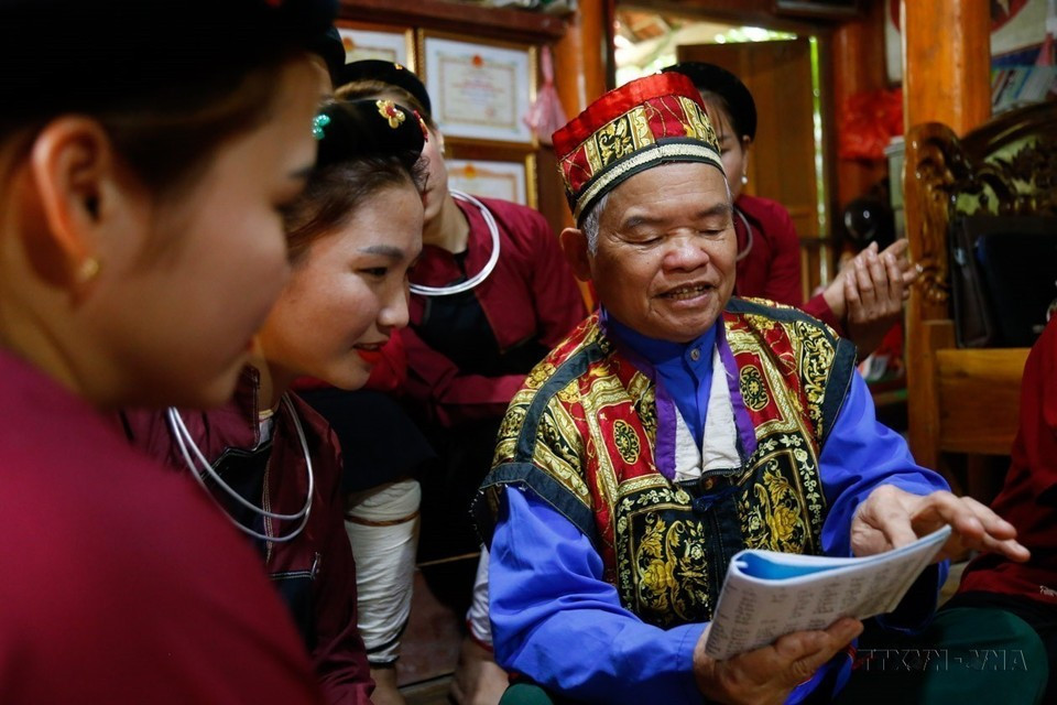 A la edad de 76, Sam Van Dun, artesano de la etnia Cao Lan, continúa investigando, restaurando y preservando diligentemente los valores culturales de su grupo étnico. A la edad de 76, Sam Van Dun, artesano de la etnia Cao Lan, continúa investigando, restaurando y preservando diligentemente los valores culturales de su grupo étnico.