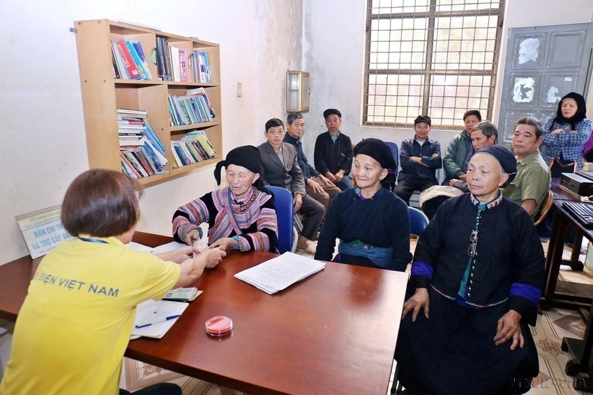 Pagos mensuales de pensión para personas mayores a través de la oficina de correos en la comuna de Nam Dich en la provincia de Tuyen Quang. Pagos mensuales de pensión para personas mayores a través de la oficina de correos en la comuna de Nam Dich en la provincia de Tuyen Quang.