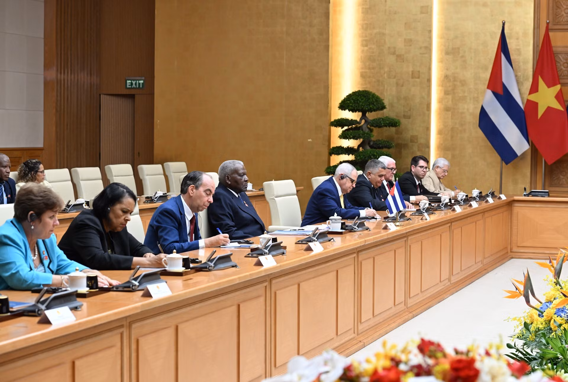 El dirigente cubano y miembros de su delegación.