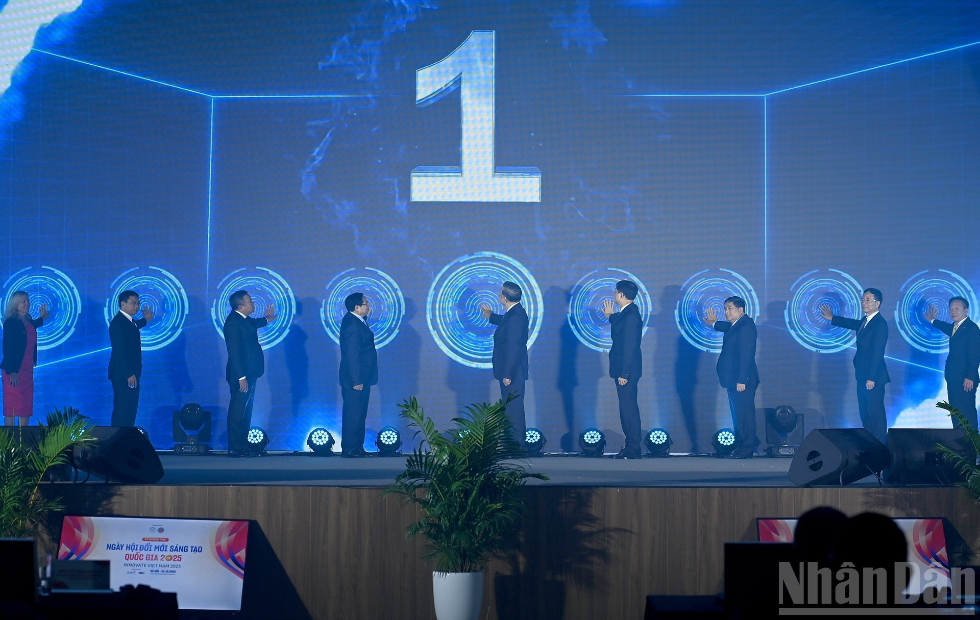 Los dos dirigentes y otros delegados lanzan de manera simbólica el Día de la Innovación de Vietnam 2025. Los dos dirigentes y otros delegados lanzan de manera simbólica el Día de la Innovación de Vietnam 2025.