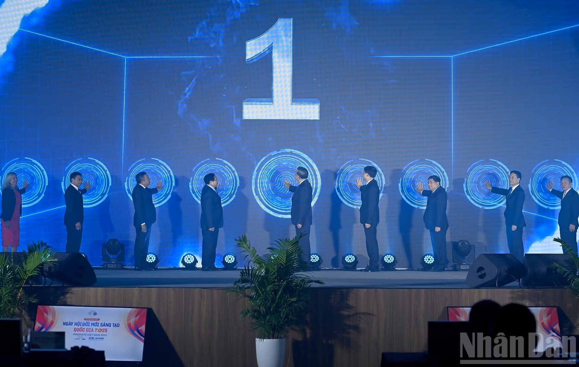 Los dos dirigentes y otros delegados lanzan de manera simbólica el Día de la Innovación de Vietnam 2025.