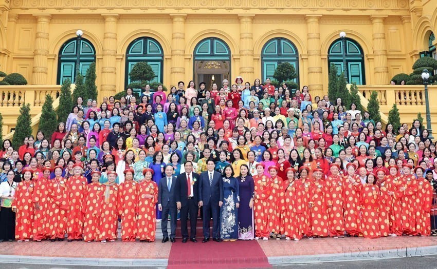 El presidente de Vietnam, Luong Cuong, se reúne con una delegación que representa a más de nueve millones de mujeres mayores de todo el país en el movimiento de construcción de familias con cultura. El presidente de Vietnam, Luong Cuong, se reúne con una delegación que representa a más de nueve millones de mujeres mayores de todo el país en el movimiento de construcción de familias con cultura.