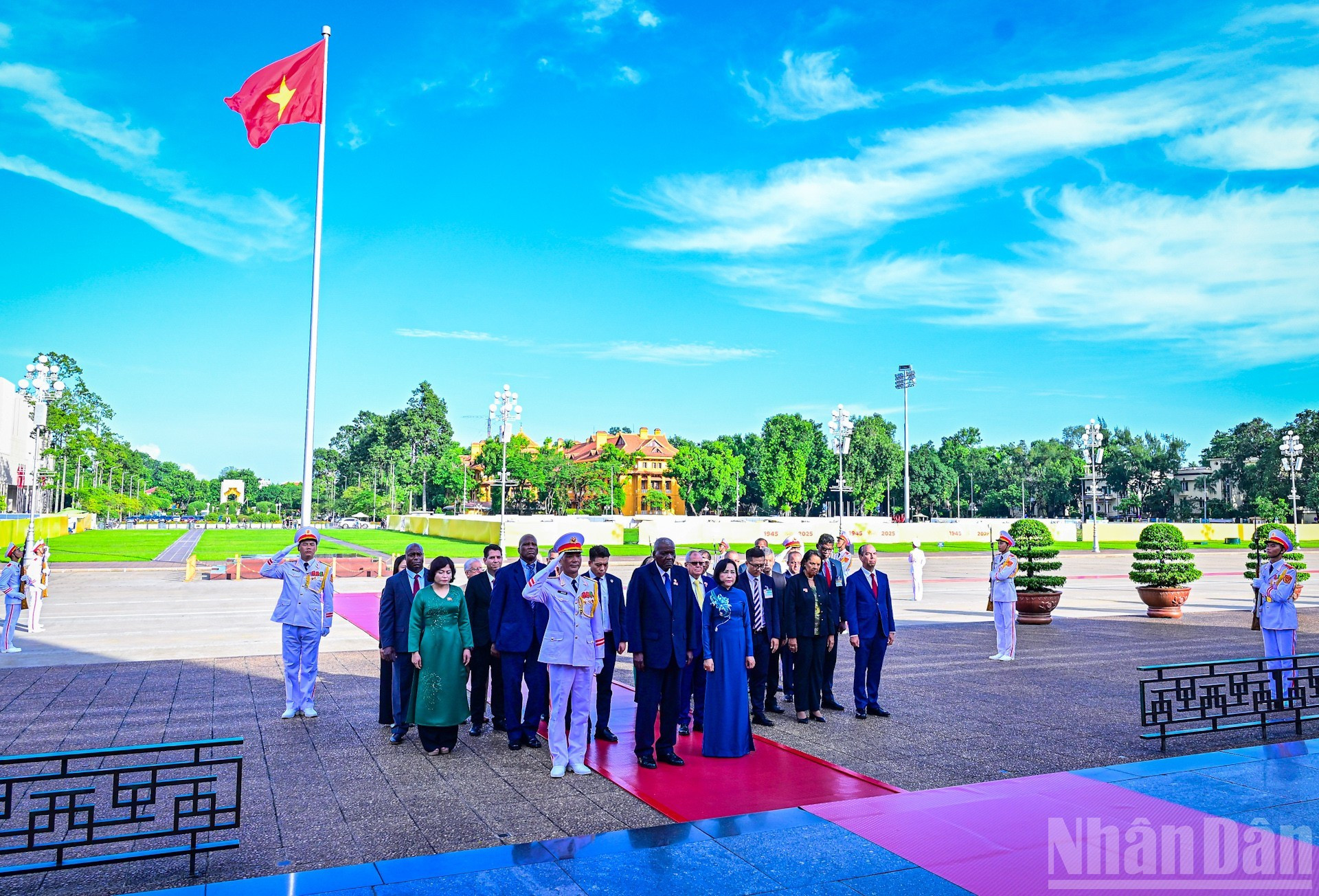Los diputados cubanos rinden homenaje al Presidente Ho Chi Minh. Los diputados cubanos rinden homenaje al Presidente Ho Chi Minh.