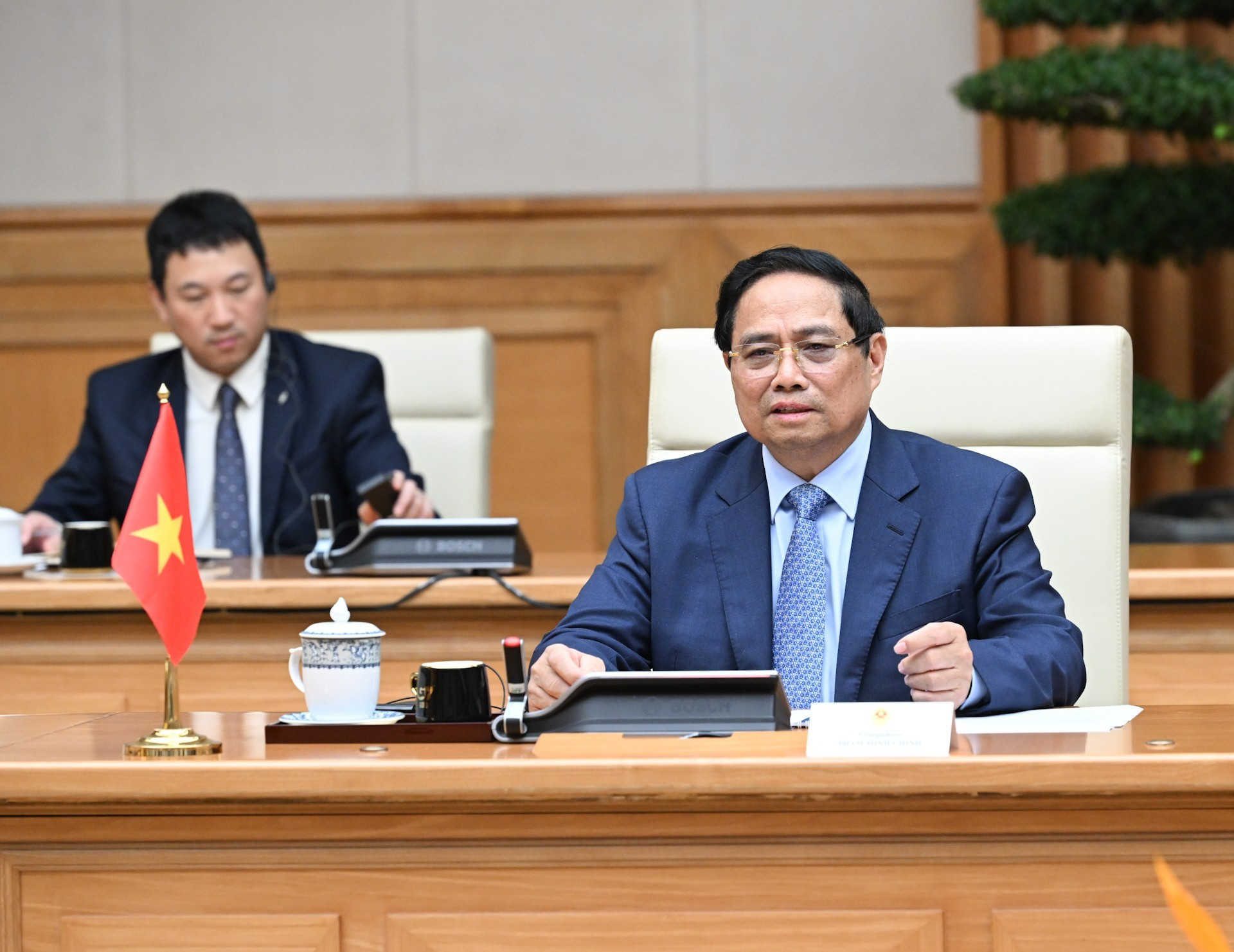 El primer ministro de Vietnam, Pham Minh Chinh, interviene en la reunión. El primer ministro de Vietnam, Pham Minh Chinh, interviene en la reunión.