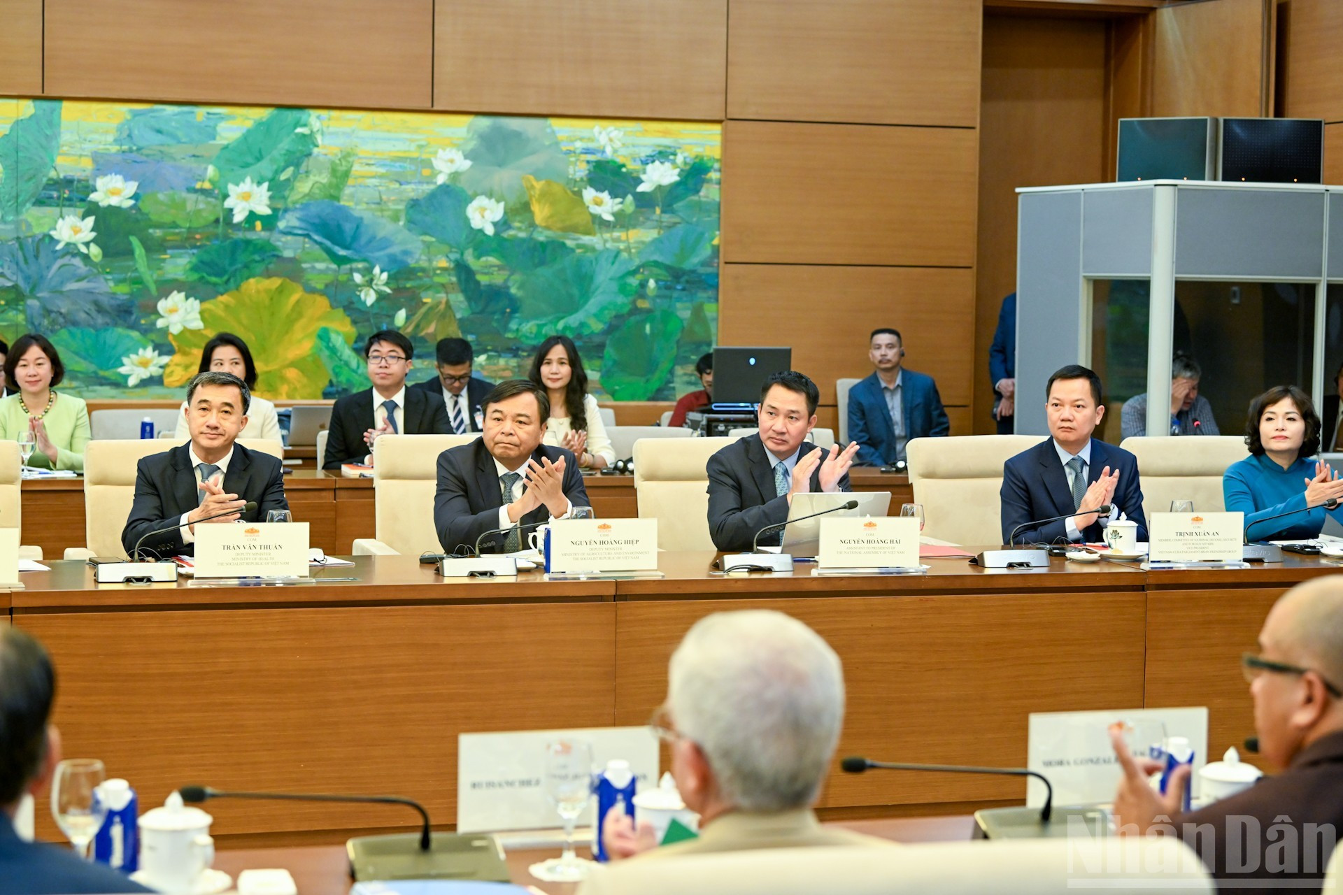 Diputados vietnamitas en la sesión. Diputados vietnamitas en la sesión.