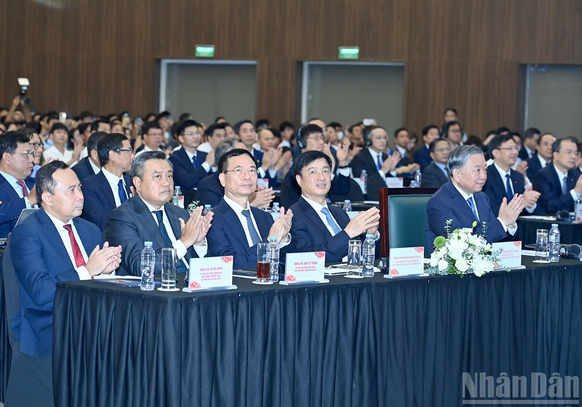 El secretario general del Partido Comunista de Vietnam, To Lam, y delegados en la cita. El secretario general del Partido Comunista de Vietnam, To Lam, y delegados en la cita.