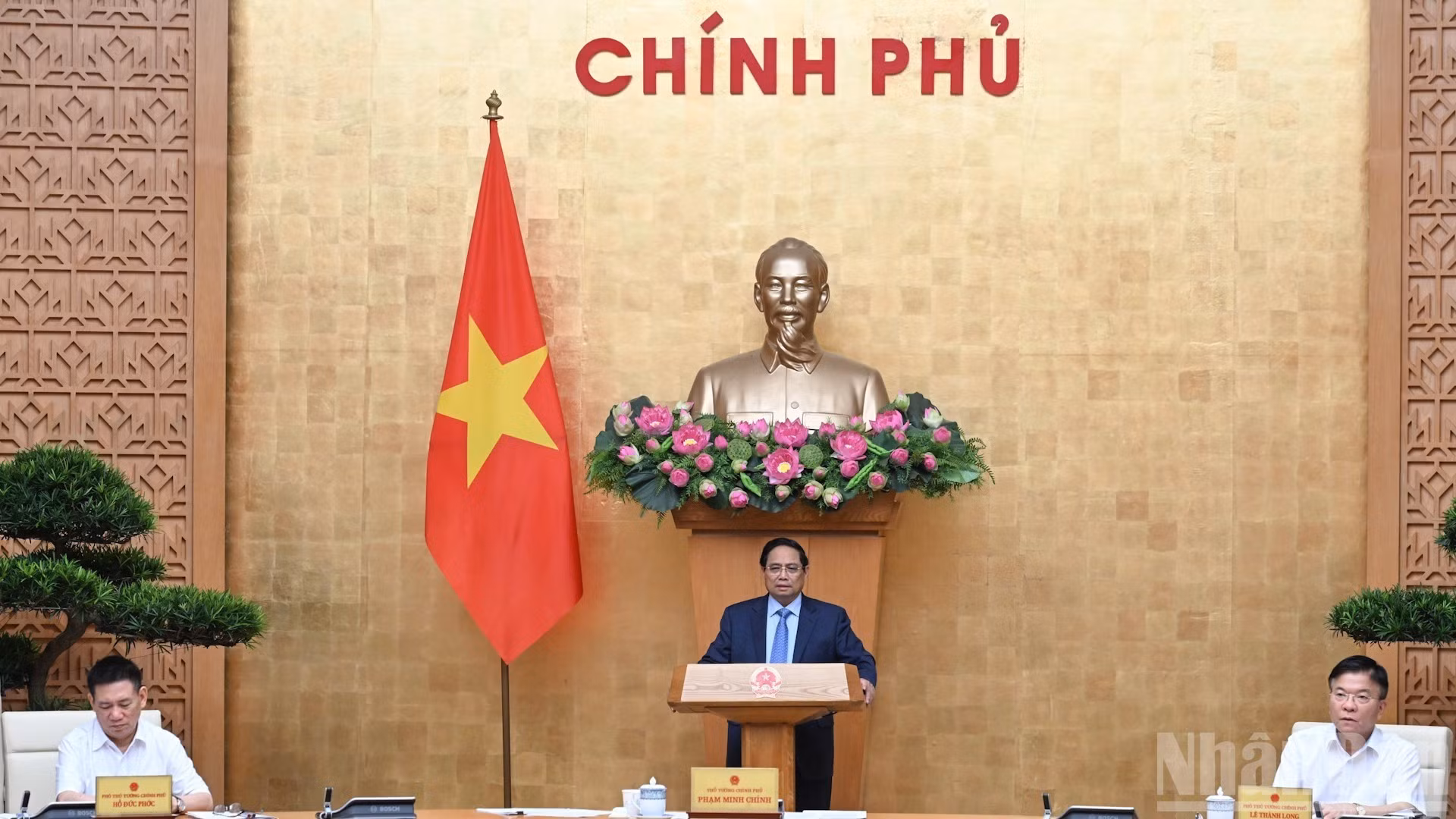 El primer ministro de Vietnam, Pham Minh Chinh, preside la reunión.