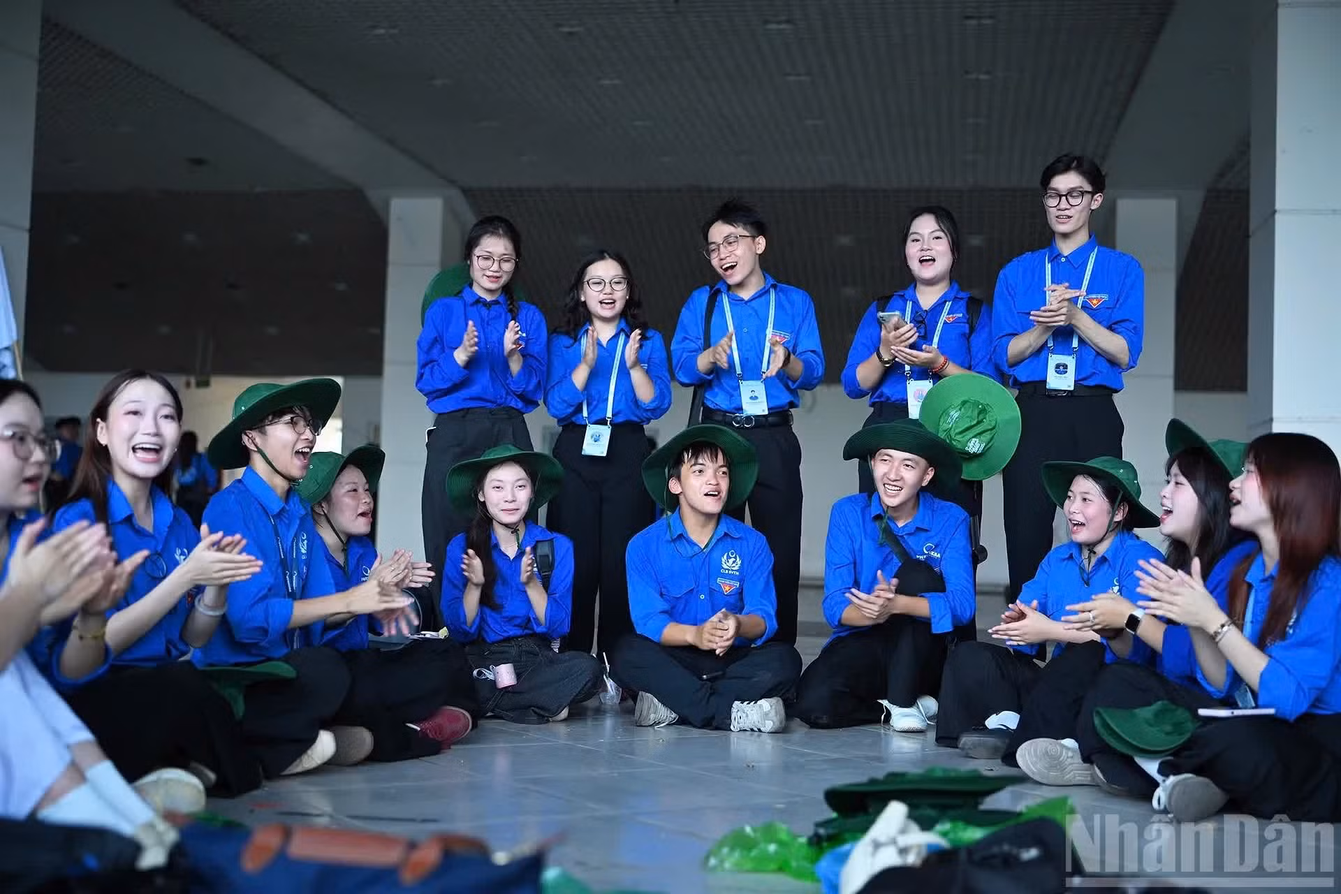 El tempranero chaparrón del 10 de julio no puede desvanecer el espíritu de los participantes en el programa “Verano azul”. Muchos llegan al estadio de My Dinh ataviados con el uniforme de la Unión de Jóvenes Comunistas Ho Chi Minh (UJCHCM), una de las principales coordinadoras del movimiento, y aprovechan la espera para conocerse. Para ellos, esta campaña ha sido durante años un valioso entorno de convivencia en el que entrenan y cultivan su voluntad de contribuir con valores humanitarios a la comunidad.