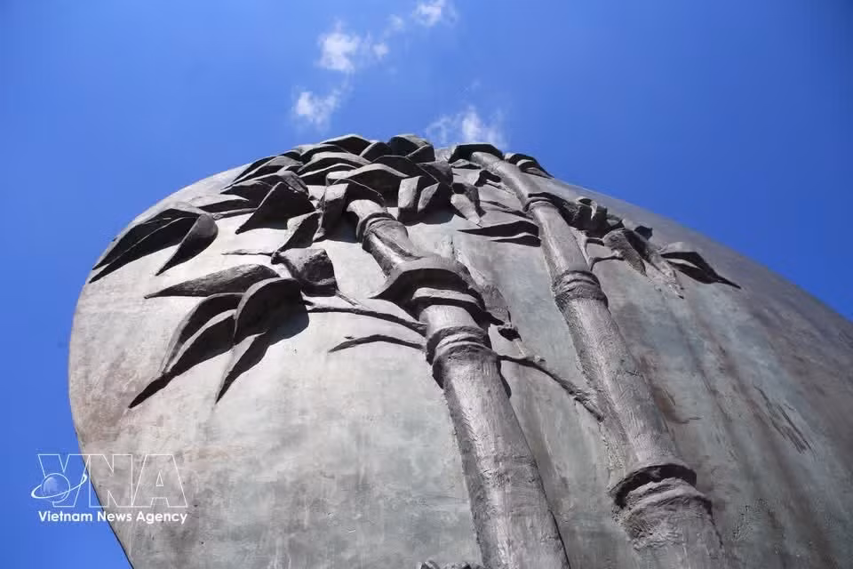 En la parte posterior del monumento se encuentra grabada la imagen del bambú, símbolo representativo de Vietnam, que evoca la fortaleza, la resiliencia y el espíritu del pueblo vietnamita.