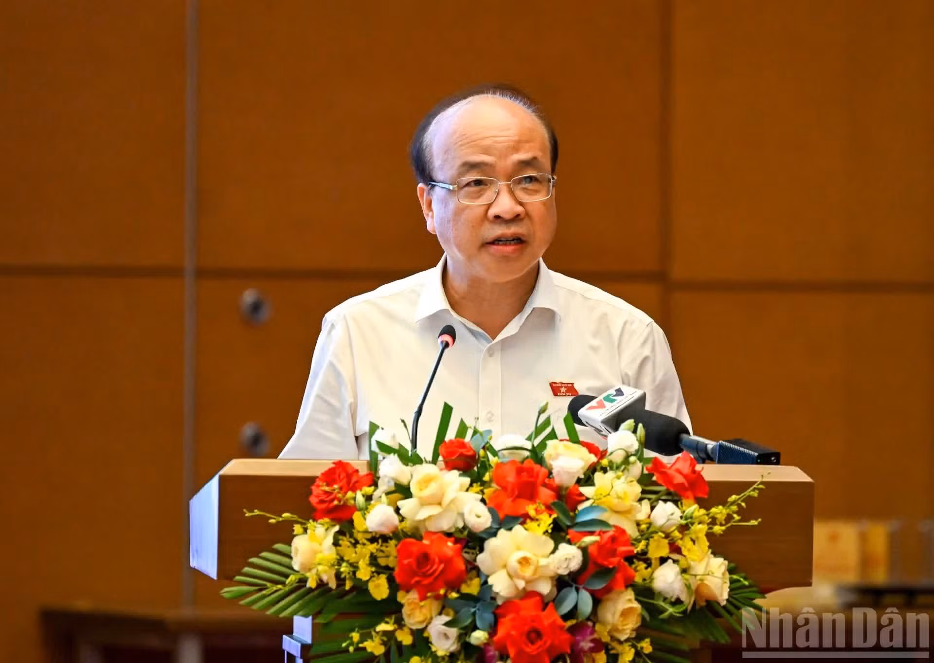 El jefe de la Comisión de Asuntos Jurídicos y Judiciales de la Asamblea Nacional, Phan Chi Hieu, habla en la conferencia.