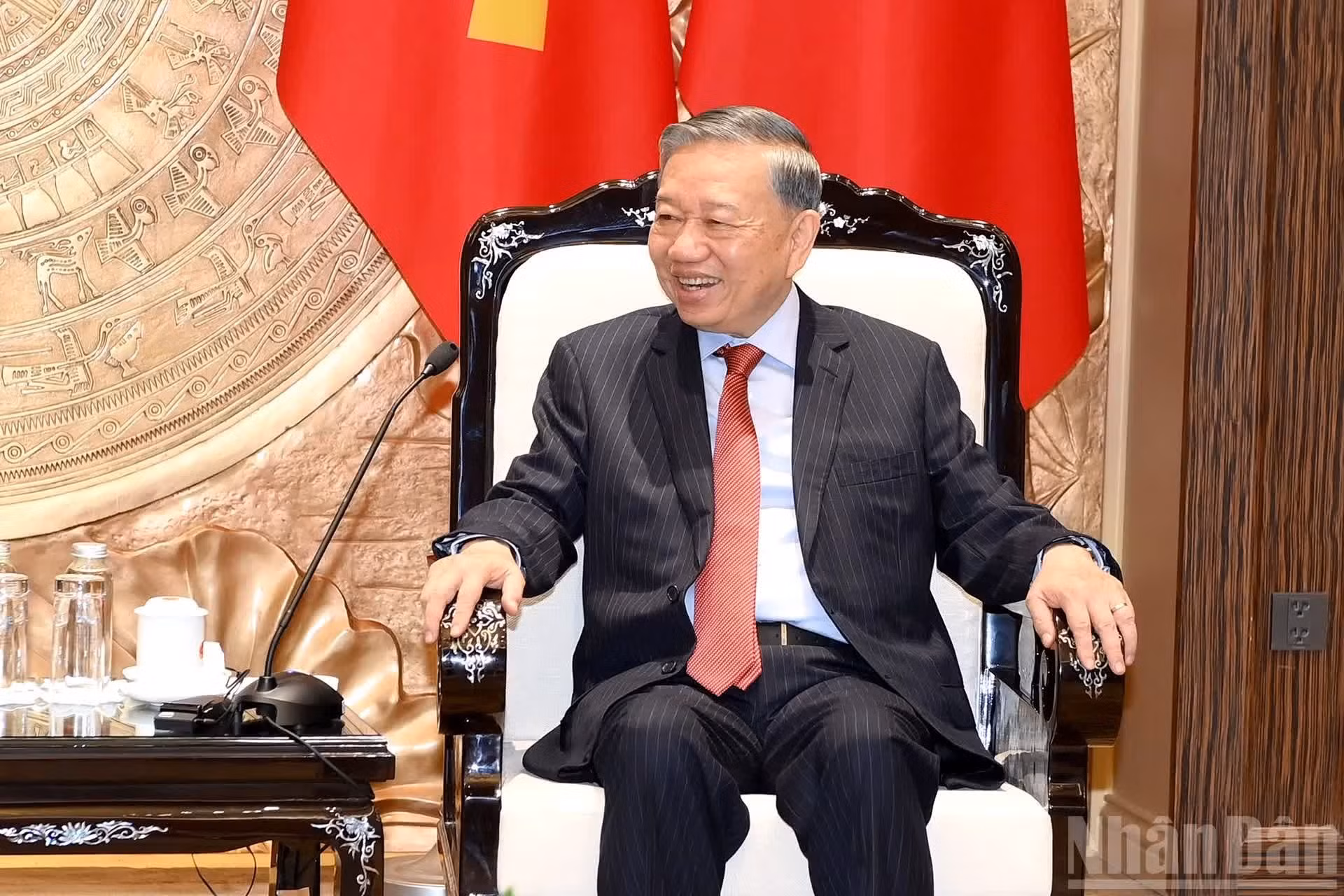 El mandatario vietnamita da palabras.