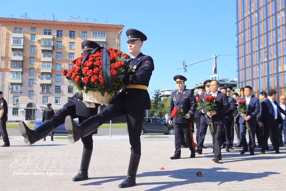 Una delegación de altos representantes de la Policía de Hanói y de la Dirección General del Departamento del Interior de Moscú deposita flores en homenaje al Presidente Ho Chi Minh.