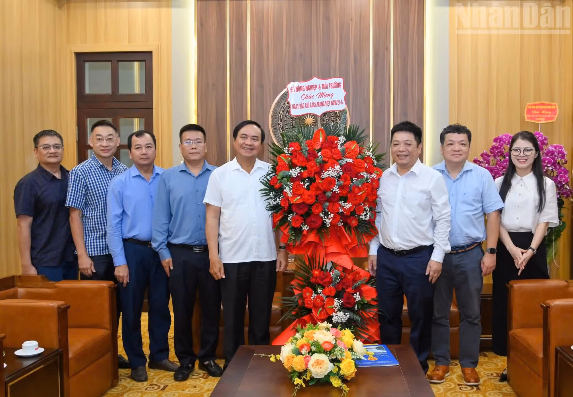 El viceministro de Agricultura y Medio Ambiente Vo Van Hung encabeza una delegación de esa cartera en visita de cortesía al periódico Nhan Dan por el 101º aniversario del Día de la Prensa Revolucionaria de Vietnam.