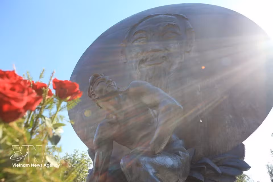 La escultura monumental del Presidente Ho Chi Minh fue inaugurada en Moscú en 1990, con motivo del centenario de su nacimiento.