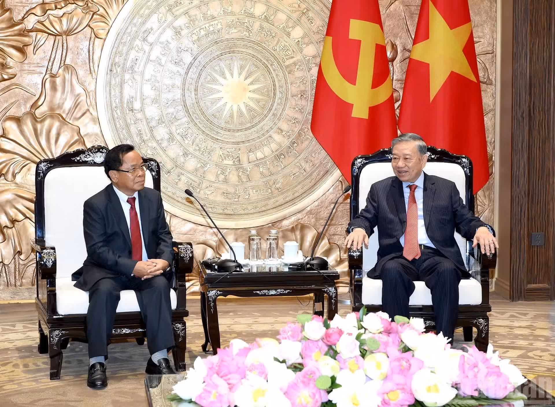 Escena de la reunión entre el secretario general del Partido Comunista y presidente de Vietnam, To Lam, y el miembro del Buró Político del Comité Central del Partido Popular Revolucionario, viceprimer ministro y titular de Justicia de Laos, Khamphan Phommathat.