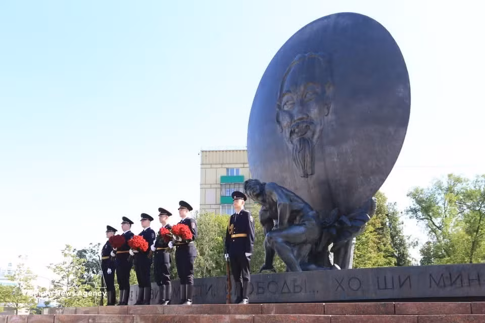 La Guardia de Honor del Departamento del Interior de Moscú realiza una ceremonia solemne ante el Monumento al Presidente Ho Chi Minh en Moscú.
