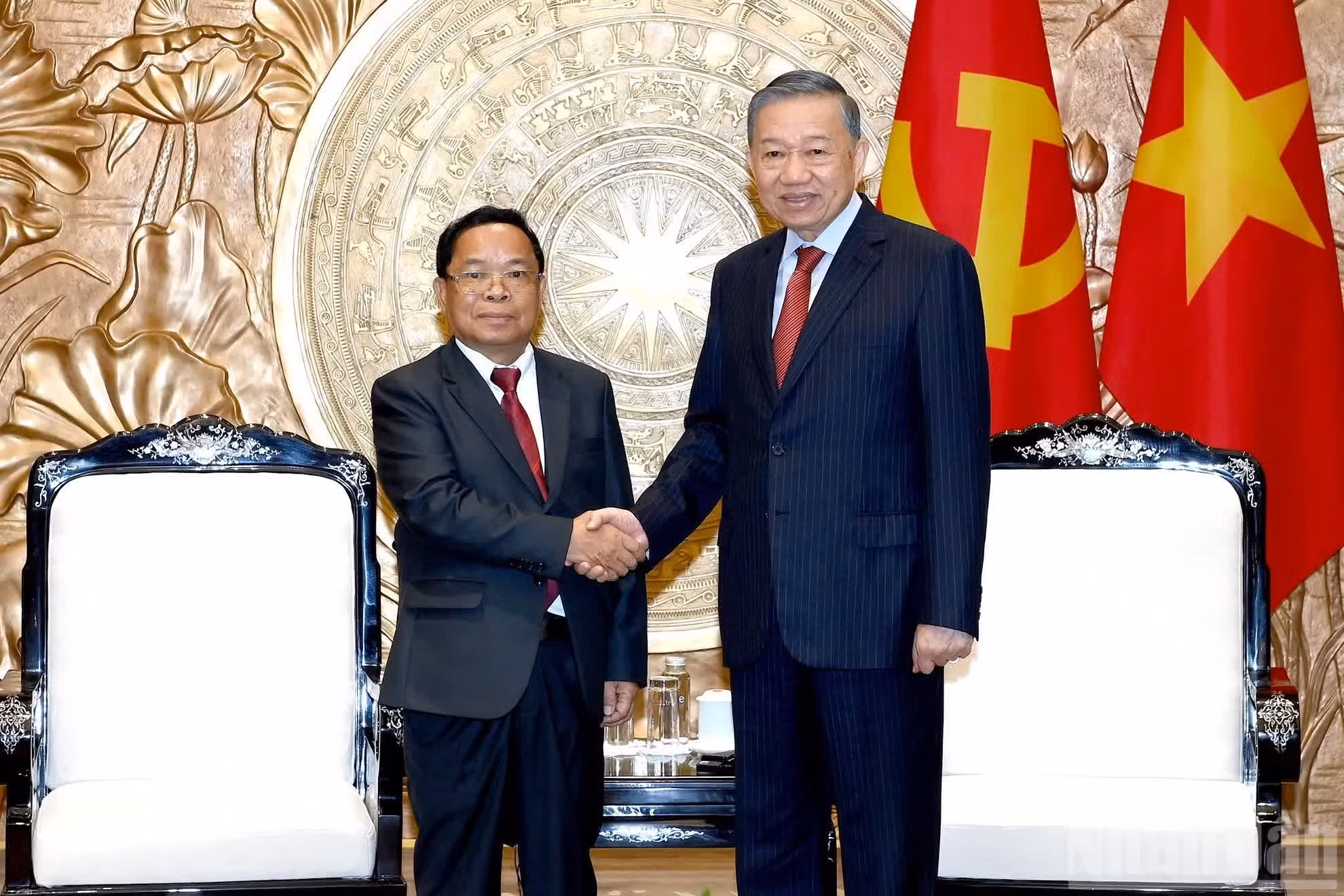 El secretario general del Partido Comunista y presidente de Vietnam, To Lam (derecha), recibe a Khamphan Phommathat, miembro del Buró Político del Comité Central del Partido Popular Revolucionario, viceprimer ministro y titular de Justicia de Laos.