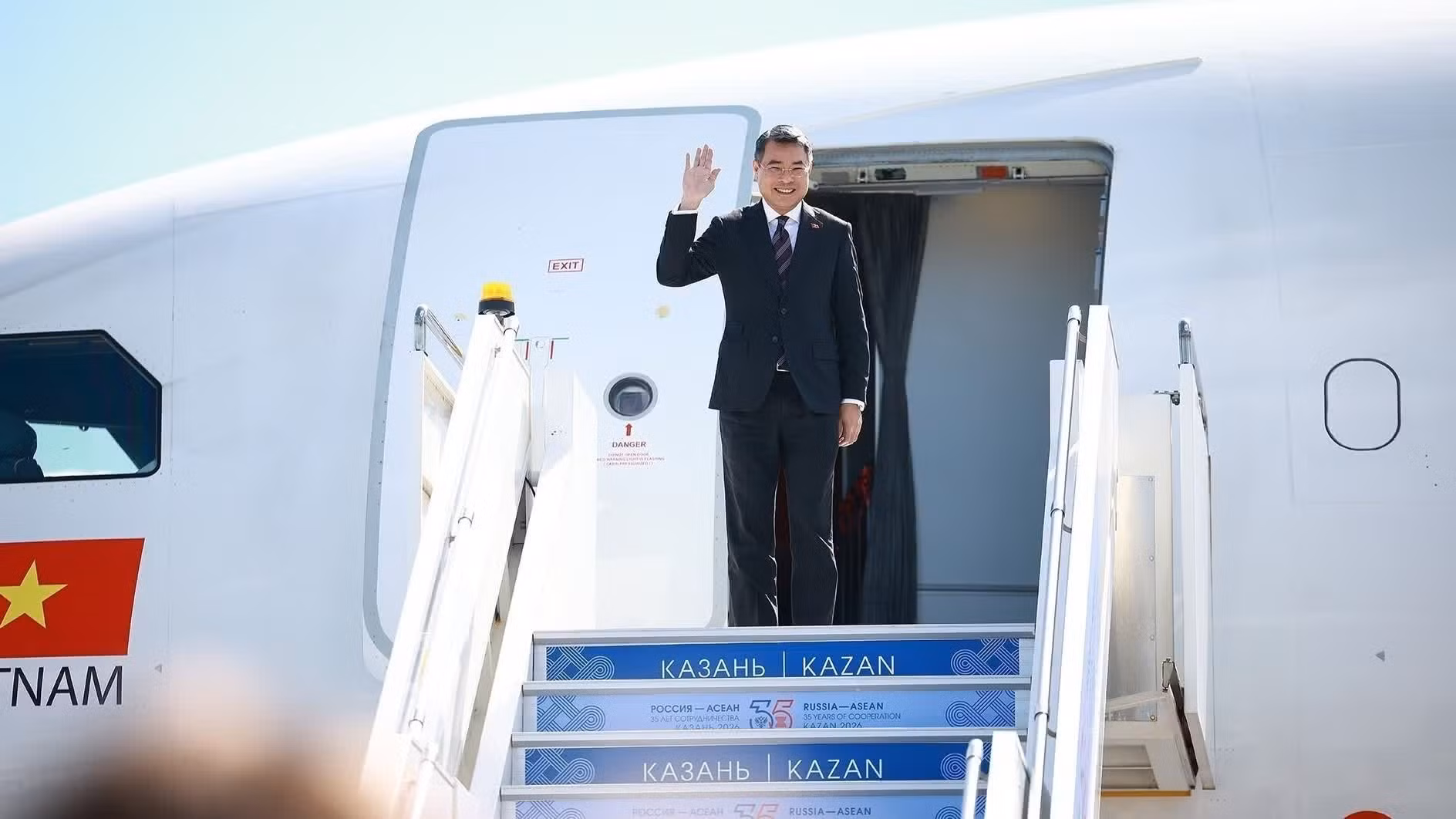 El primer ministro de Vietnam, Le Minh Hung, llega al Aeropuerto Internacional de Kazán para asistir a la Cumbre Conmemorativa del 35º aniversario de las relaciones entre la Asociación de Naciones del Sudeste Asiático (Asean) y Rusia, así como para llevar a cabo diversas actividades bilaterales.