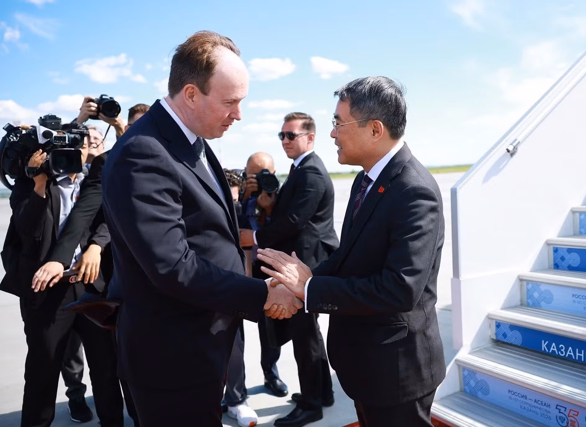 El primer ministro de Vietnam, Le Minh Hung, llega al Aeropuerto Internacional de Kazán para asistir a la Cumbre Conmemorativa del 35º aniversario de las relaciones entre la Asean y Rusia, así como para llevar a cabo diversas actividades bilaterales.