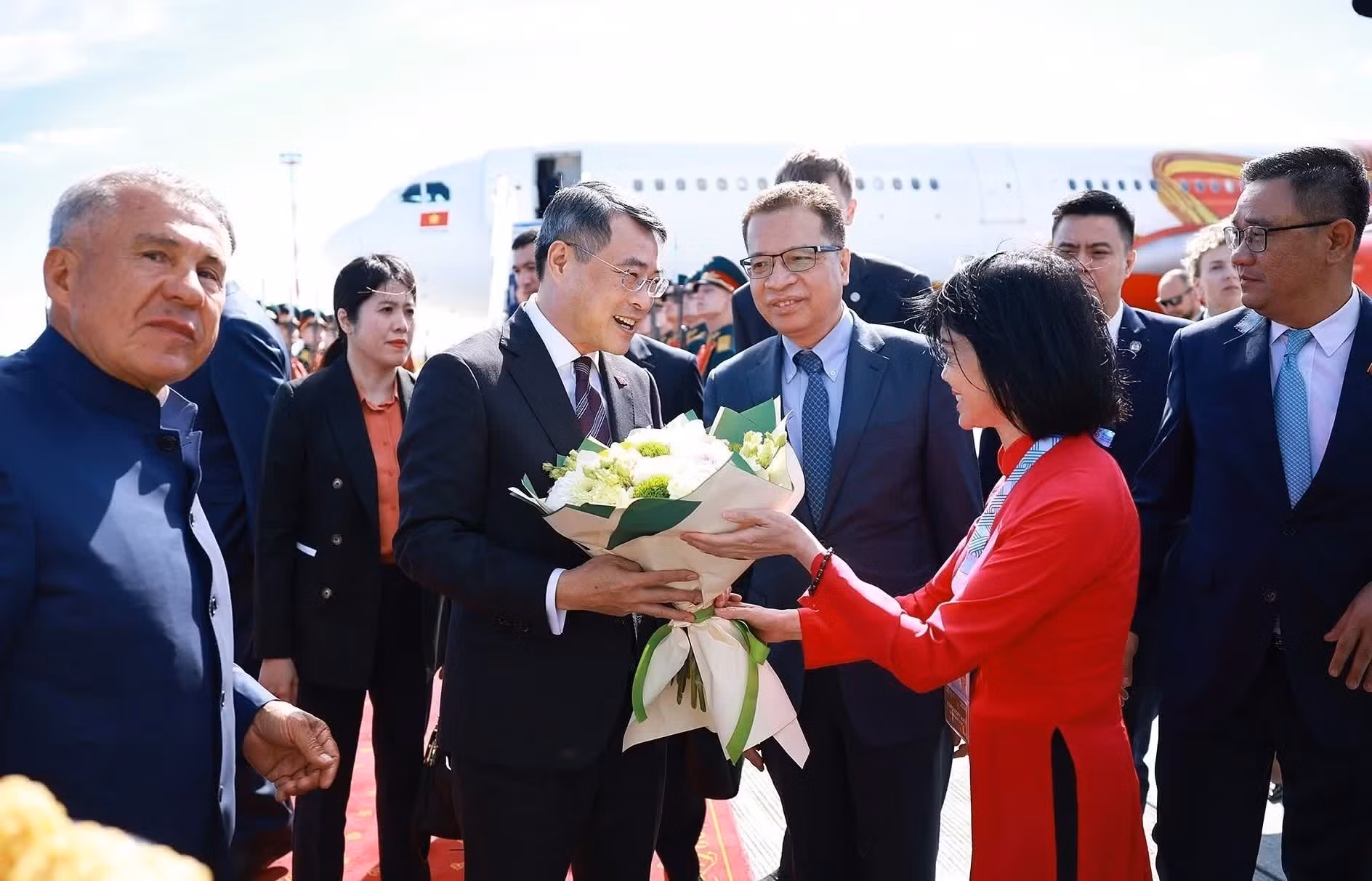 Vista de la ceremonia de bienvenida al jefe de Gobierno vietnamita en el aeropuerto.